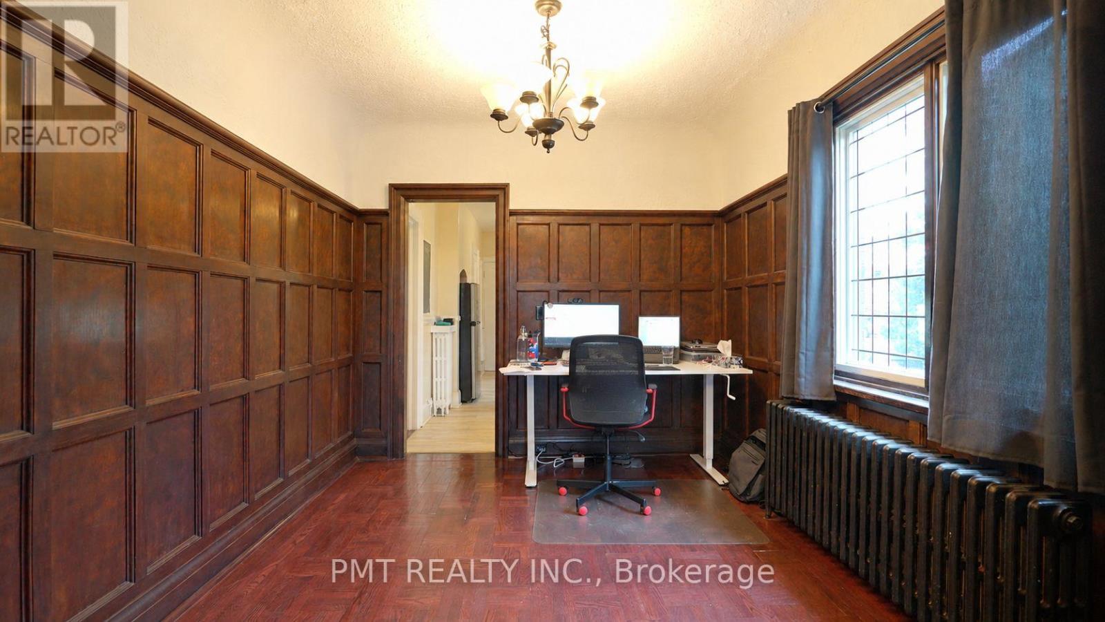 Upper - 2 Larkin Avenue, Toronto, Ontario  M6S 1L8 - Photo 4 - W13811080
