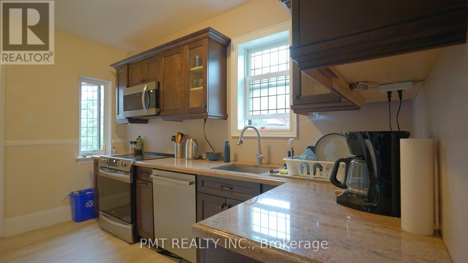 Upper - 2 Larkin Avenue, Toronto, Ontario  M6S 1L8 - Photo 5 - W13811080