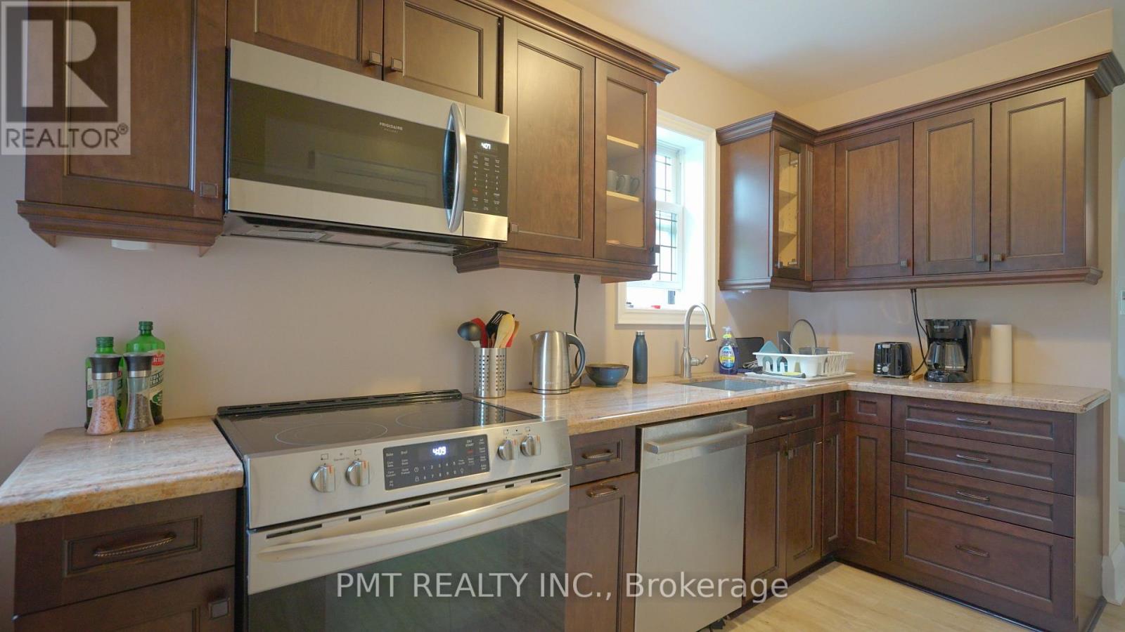 Upper - 2 Larkin Avenue, Toronto, Ontario  M6S 1L8 - Photo 6 - W13811080