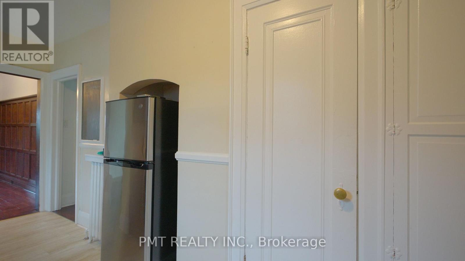 Upper - 2 Larkin Avenue, Toronto, Ontario  M6S 1L8 - Photo 7 - W13811080