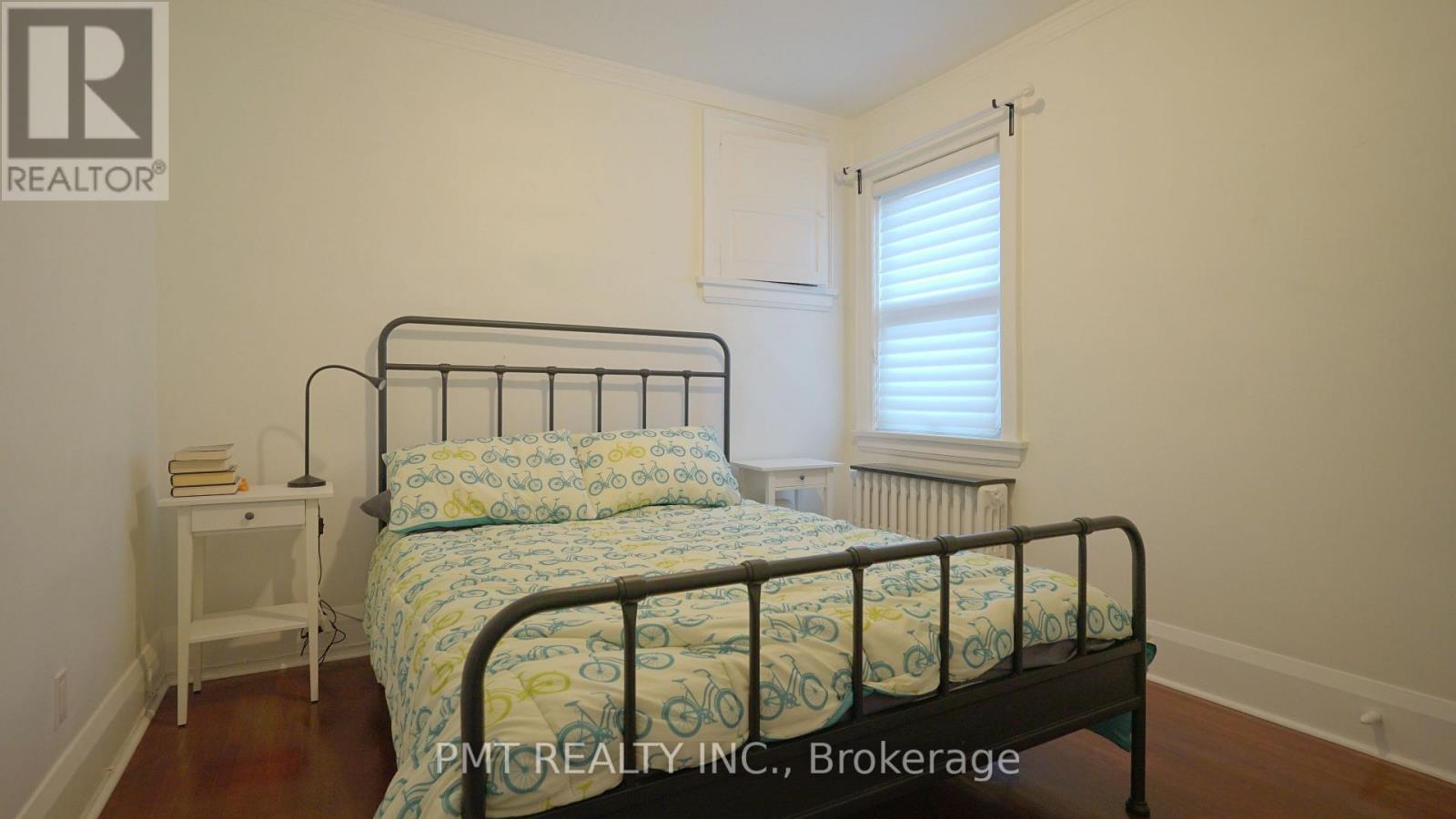 Upper - 2 Larkin Avenue, Toronto, Ontario  M6S 1L8 - Photo 9 - W13811080