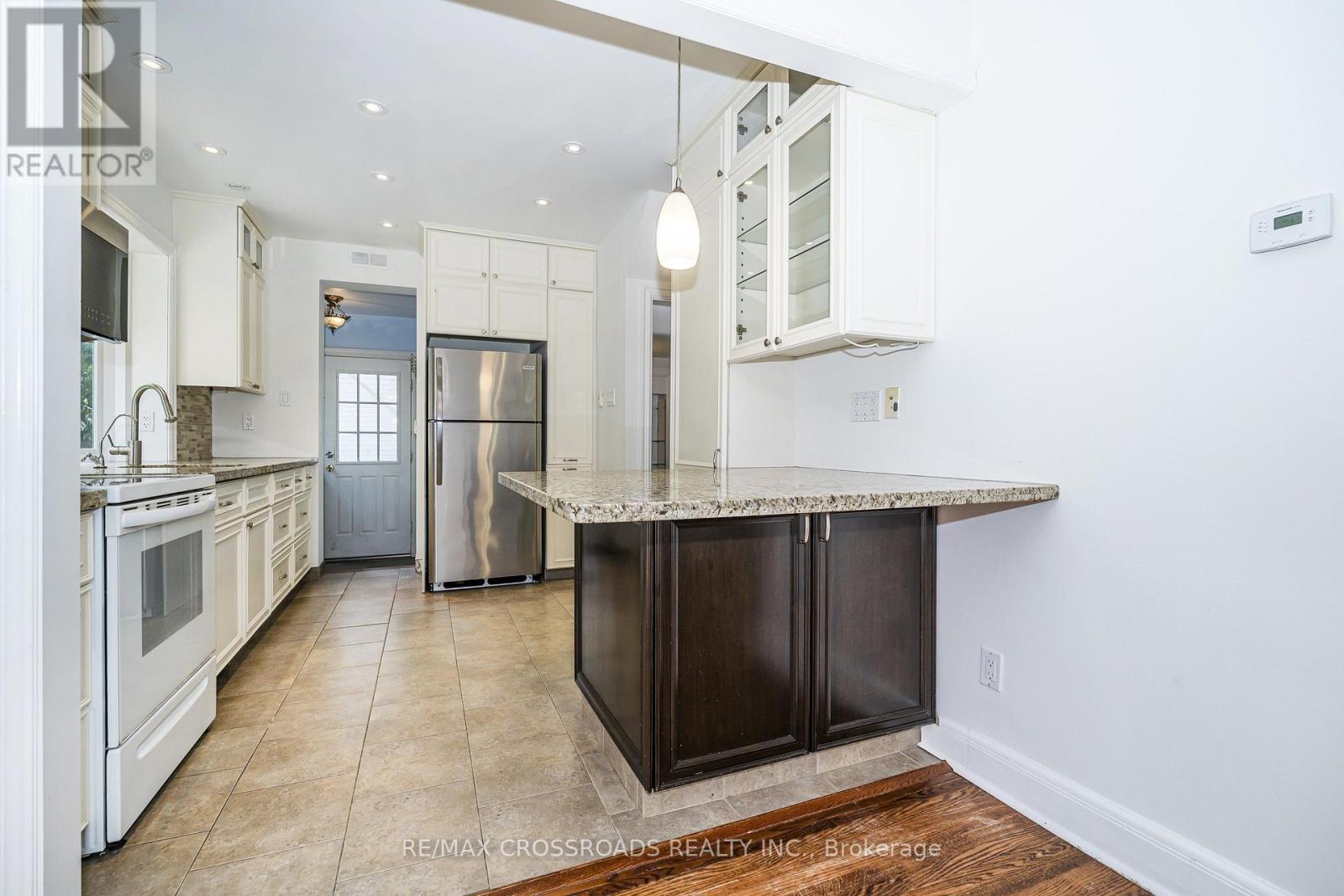 19 Strathgowan Crescent, Toronto, Ontario  M4N 2Z6 - Photo 5 - C13811232