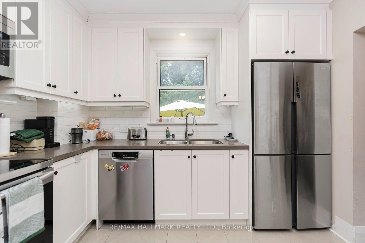 141 Humbercrest Boulevard, Toronto, Ontario M6S 4L4 - Photo 7 - W13811262
