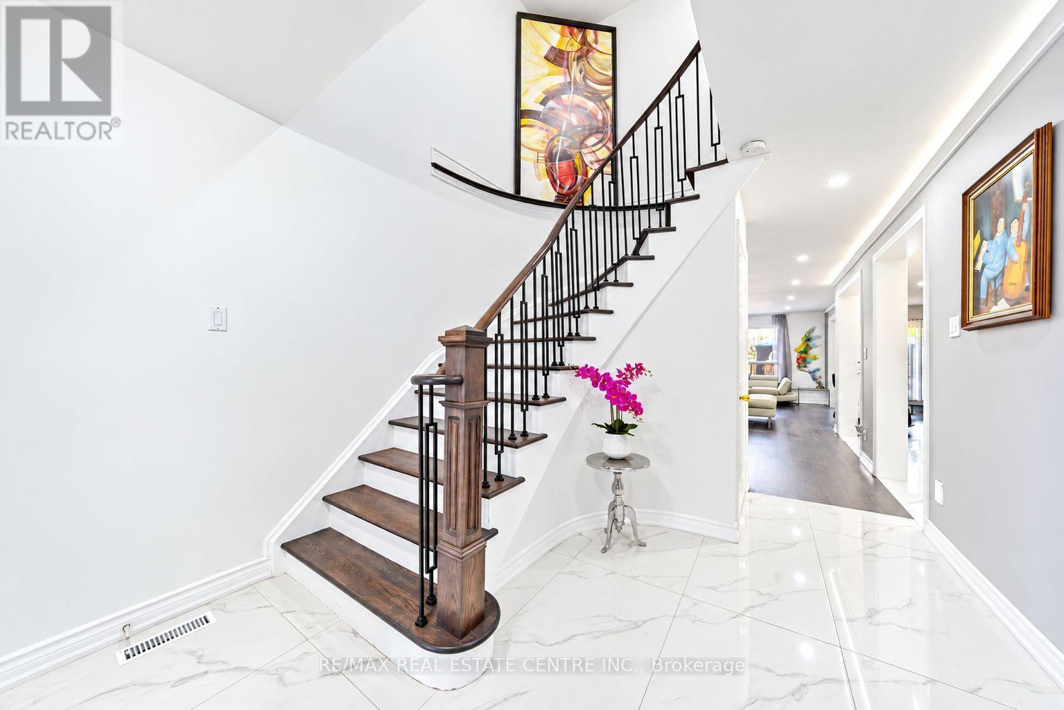 5235 Huntingfield Drive, Mississauga, Ontario  L5R 2L3 - Photo 3 - W13738540