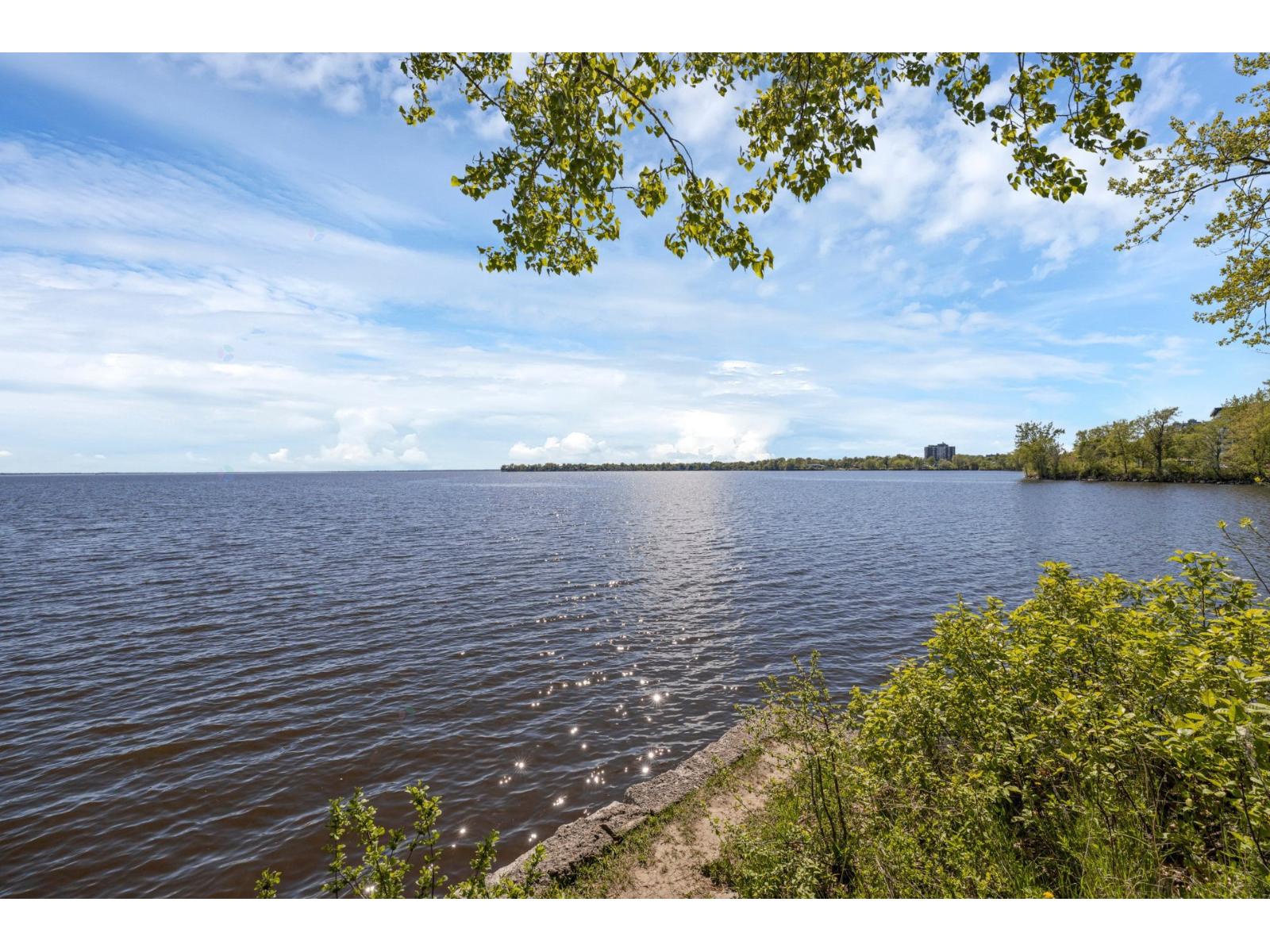 15 Av. Raynor Pointe-Claire Quebec Canada H9S5H7 2