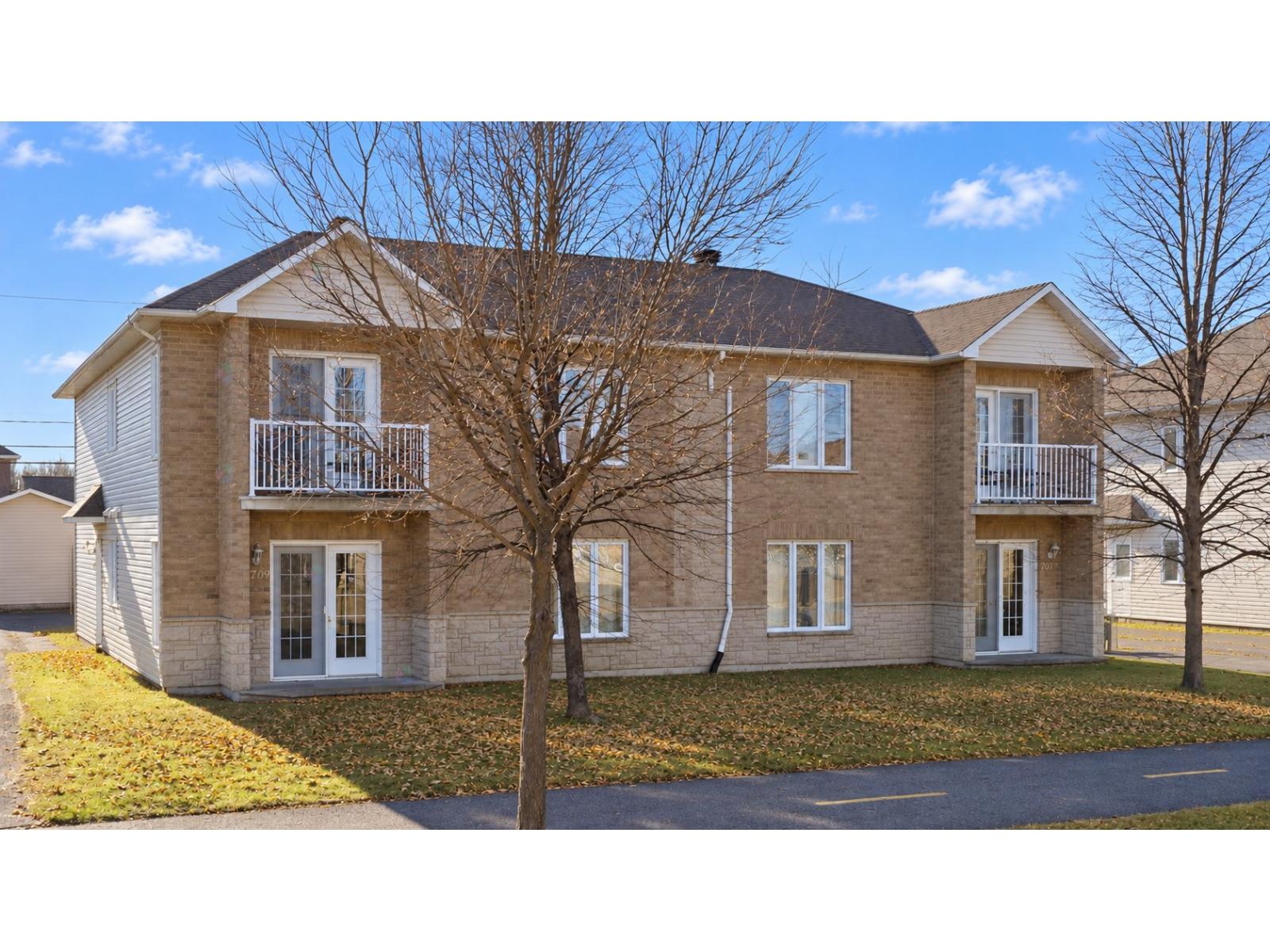 2705-2711 Rue de la Commune Drummondville Quebec Canada J2B0M3 2