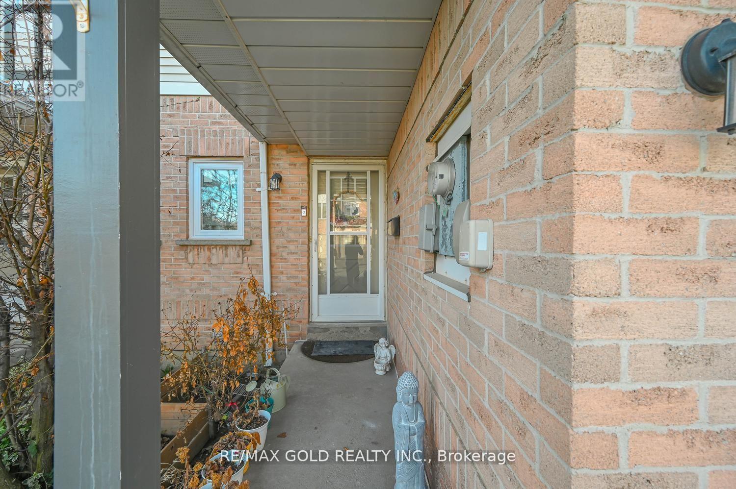 30 Wickstead Court, Brampton, Ontario  L6R 1N8 - Photo 5 - W13811330