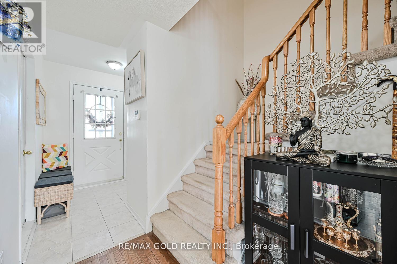 30 Wickstead Court, Brampton, Ontario  L6R 1N8 - Photo 9 - W13811330