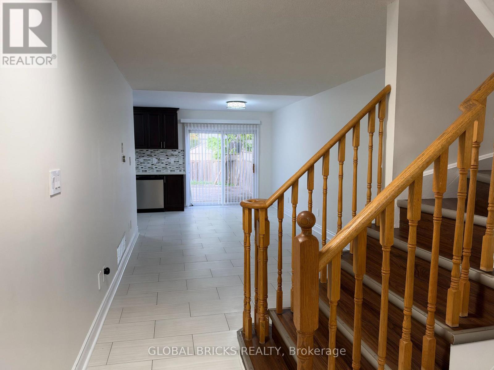 1049 Kennedy Circle, Milton (Be Beaty), Ontario  L9T 5S5 - Photo 4 - W13811452