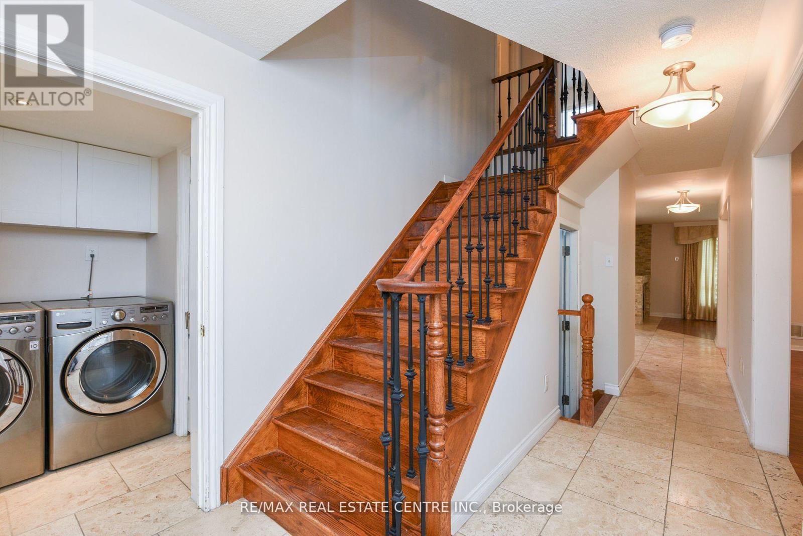 5989 Sidmouth Street, Mississauga, Ontario  L5V 2Z5 - Photo 4 - W13811534