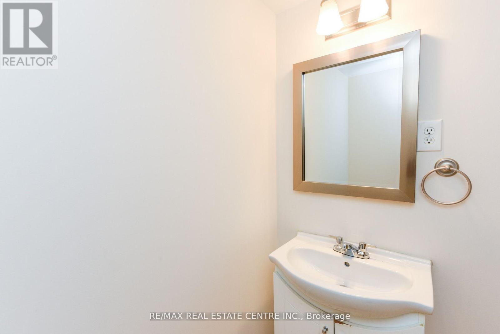 5989 Sidmouth Street, Mississauga, Ontario  L5V 2Z5 - Photo 6 - W13811534