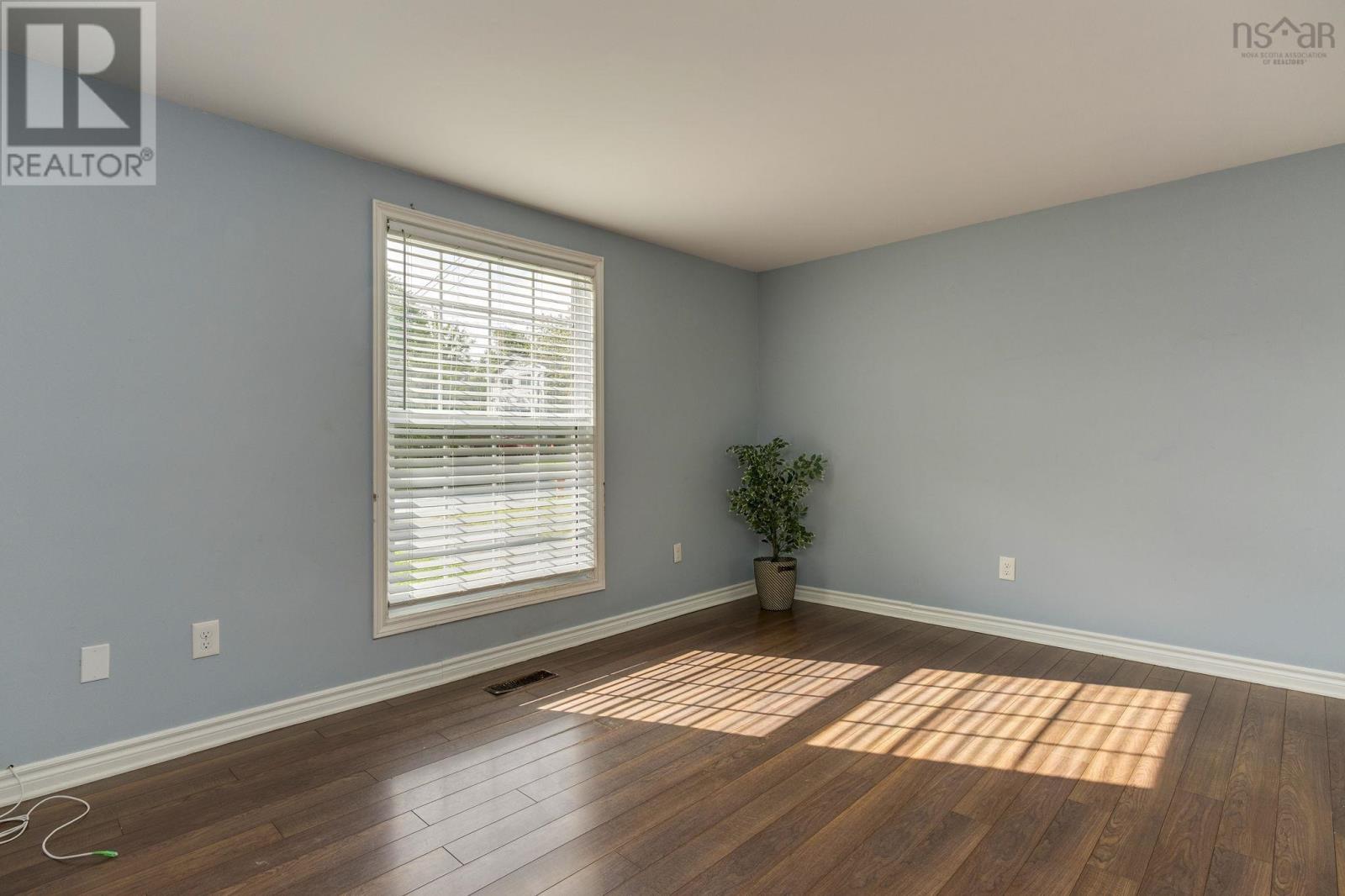 15 Dipper Crescent photo 2