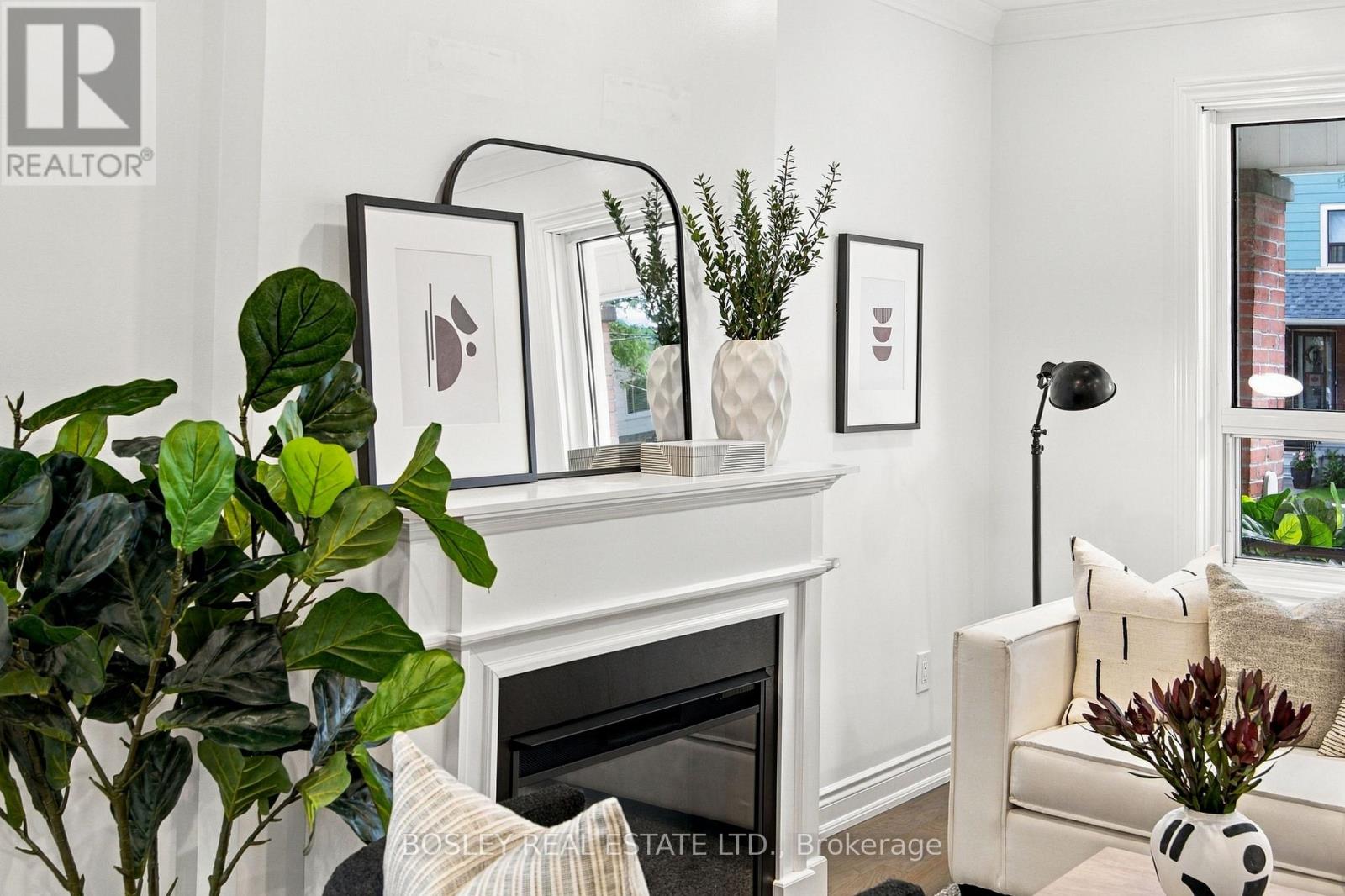 682 Milverton Boulevard, Toronto, Ontario  M4C 1X9 - Photo 5 - E13809448