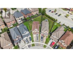 18 HEREFORDSHIRE CRESCENT, Newmarket, Ontario