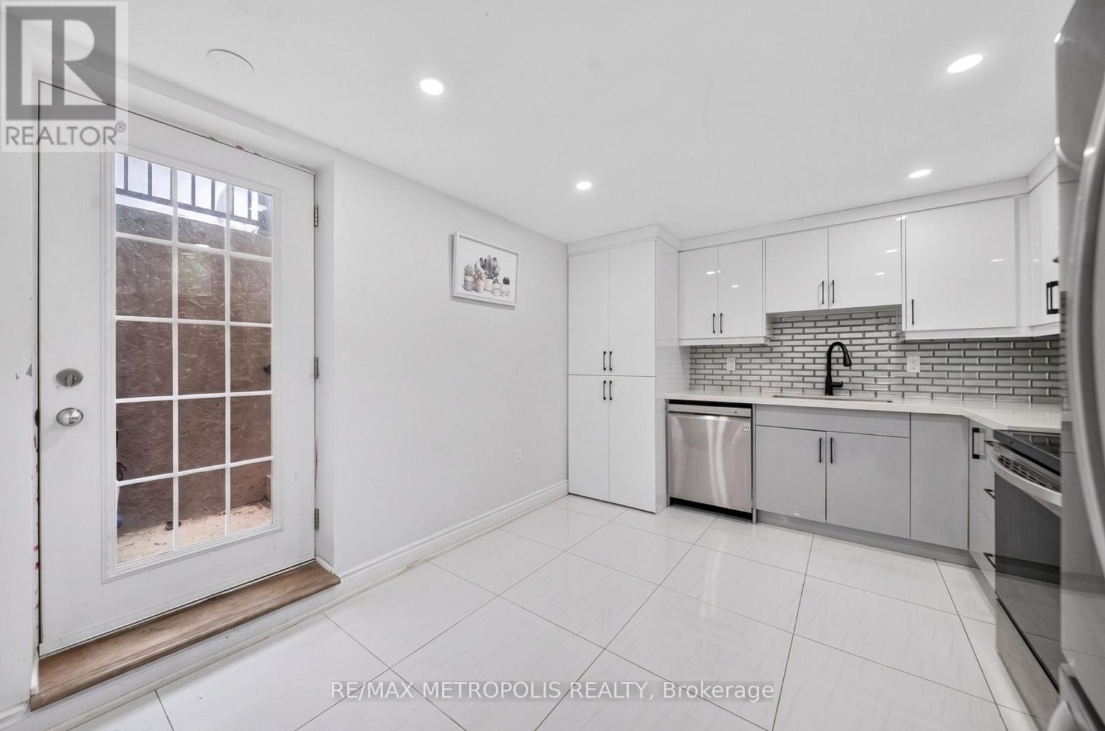 Bsmt - 6 Madoc Drive, Brampton, Ontario  L6V 1Z9 - Photo 2 - W13811618