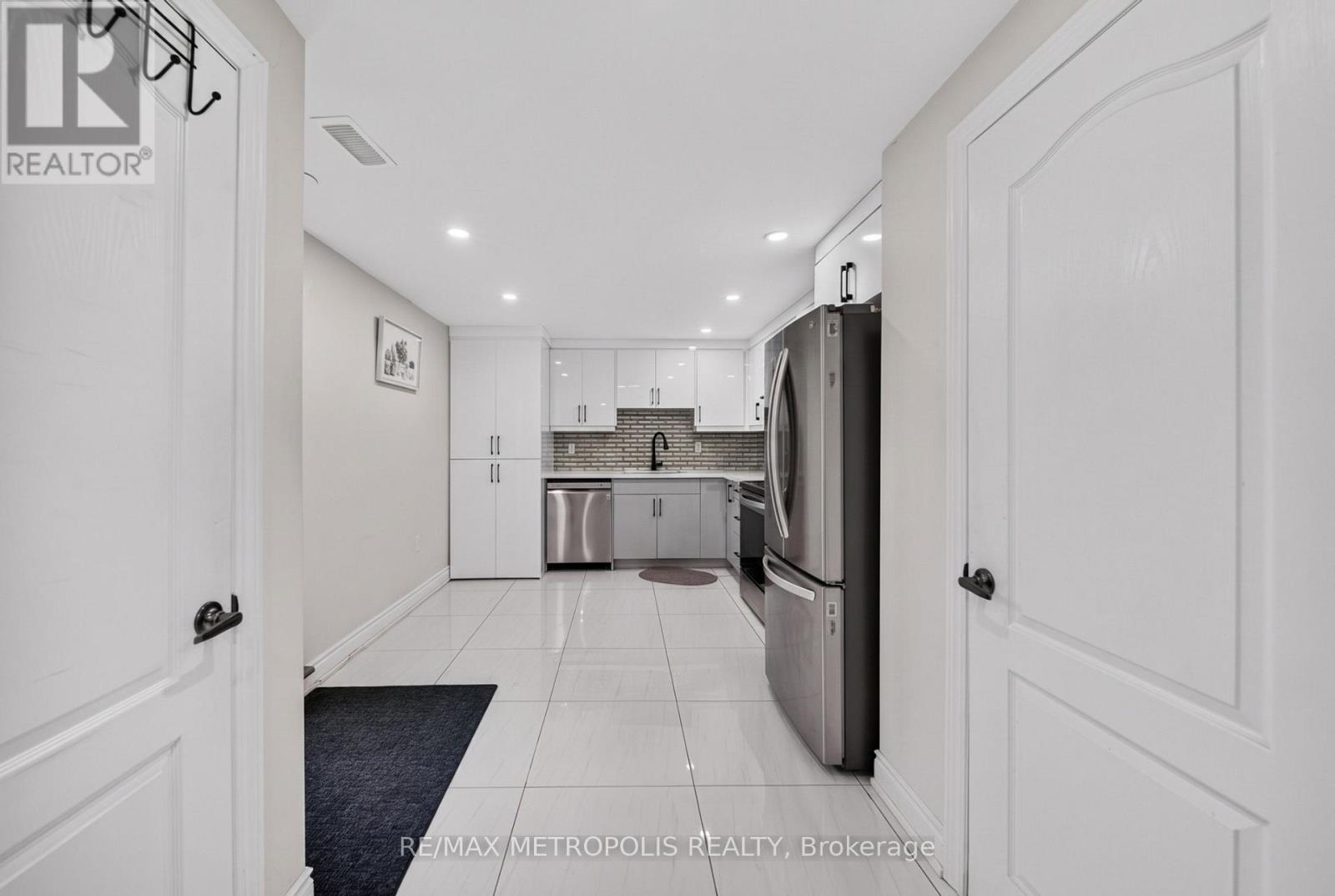 Bsmt - 6 Madoc Drive, Brampton, Ontario  L6V 1Z9 - Photo 5 - W13811618