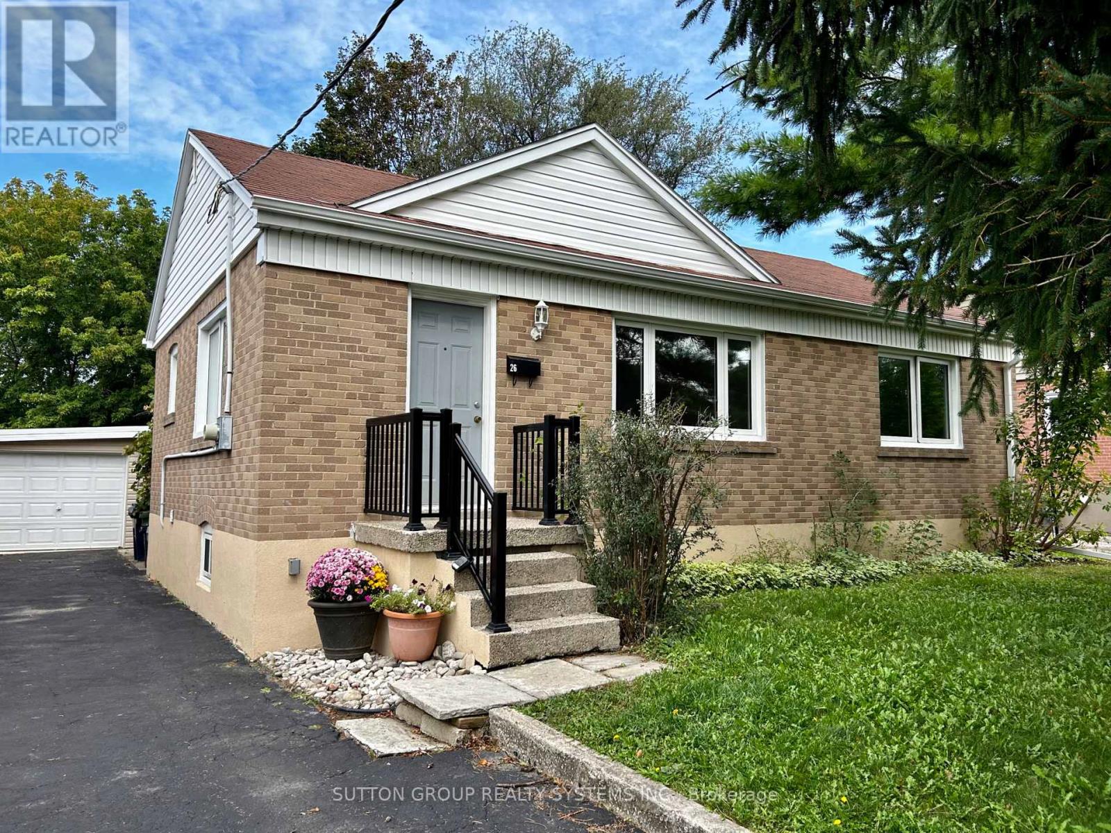 26 COMPTON CRESCENT, Toronto, Ontario