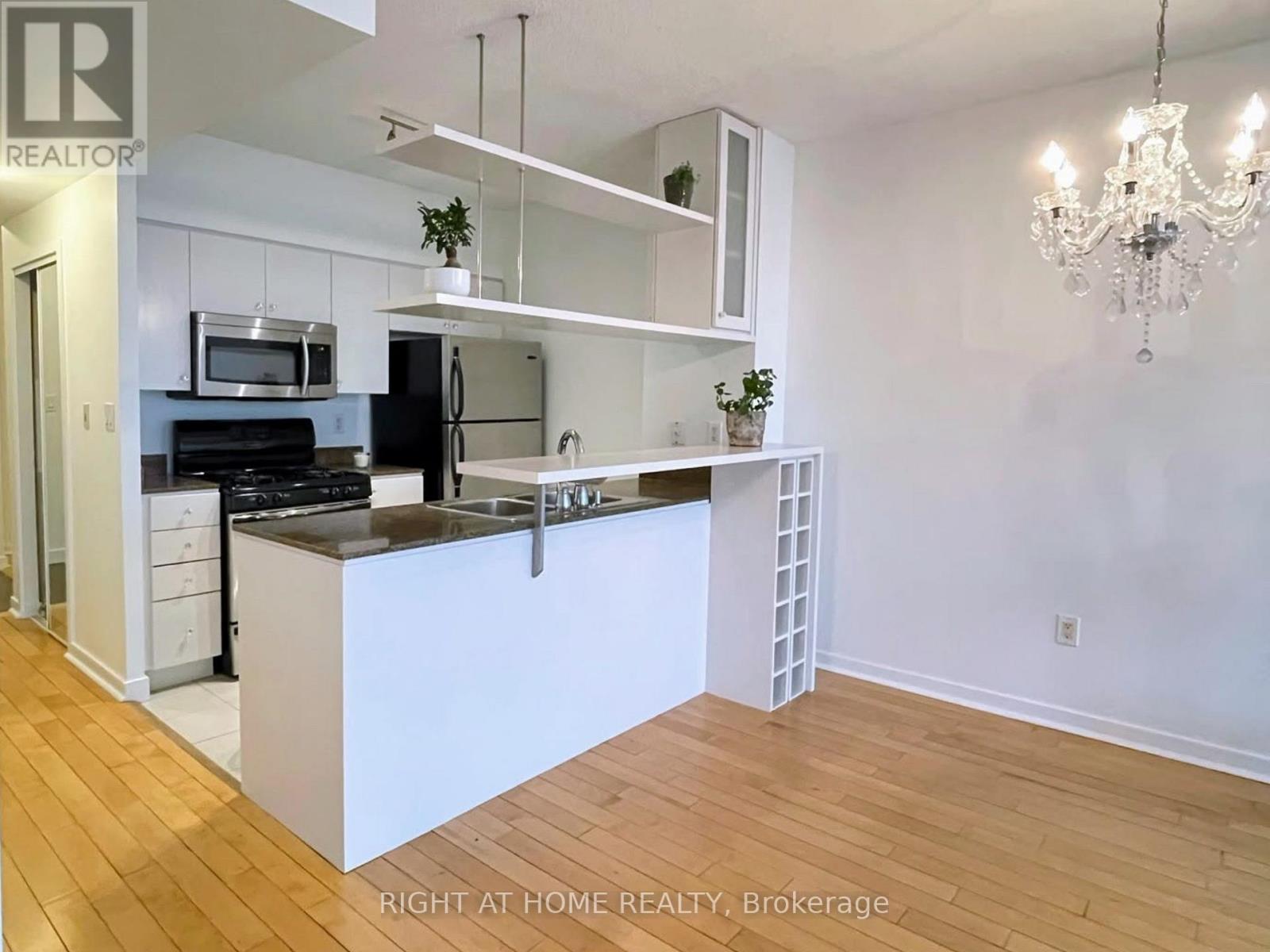 811 - 35 Mariner Terrace, Toronto, Ontario  M5V 3V9 - Photo 3 - C13811818