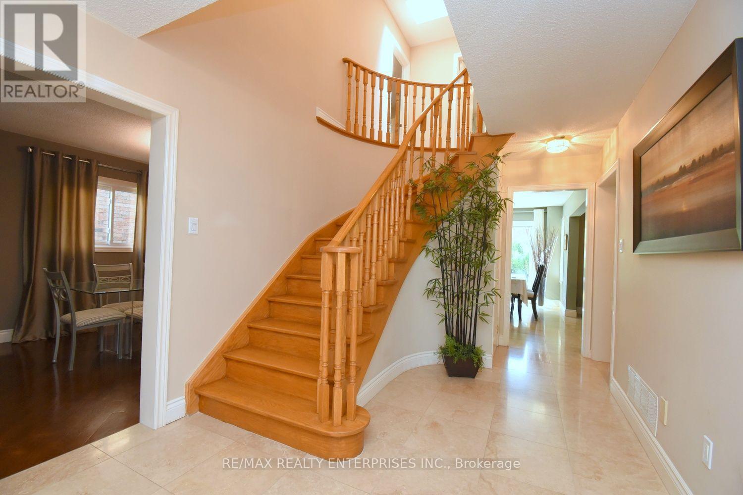 4473 STONEMILL COURT Mississauga (East Credit) Ontario Canada L5V1E5 3