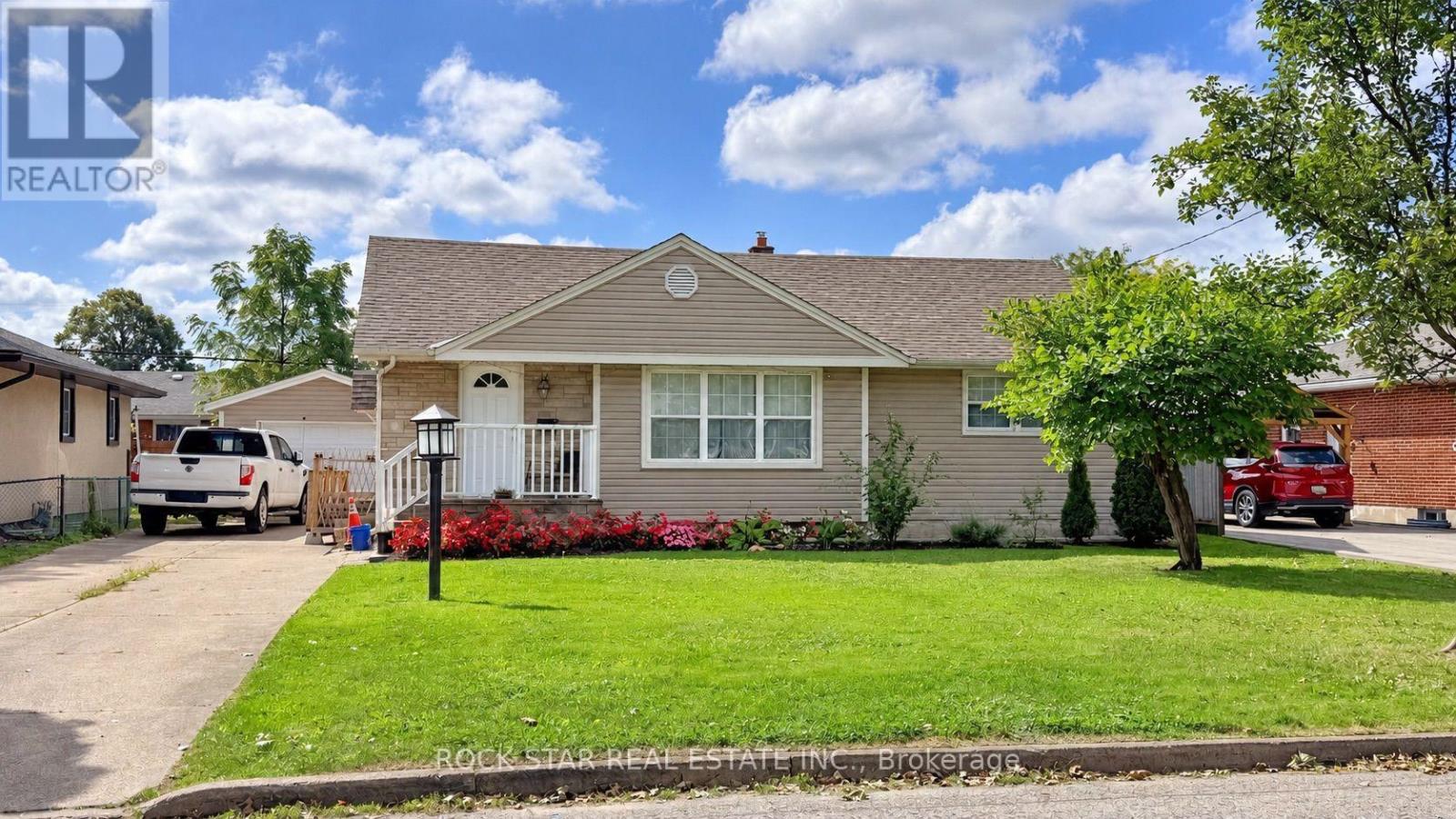 12 ROSELAND AVENUE, St. Catharines, Ontario