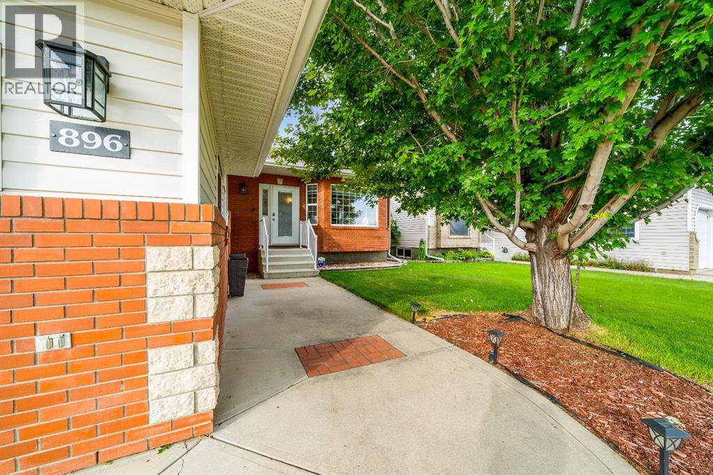 896 Spruce Way SE photo 3