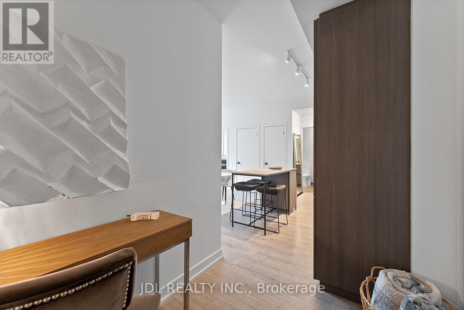 519 - 215 Lakeshore Road W, Mississauga, Ontario  L5H 0A7 - Photo 25 - W13811922