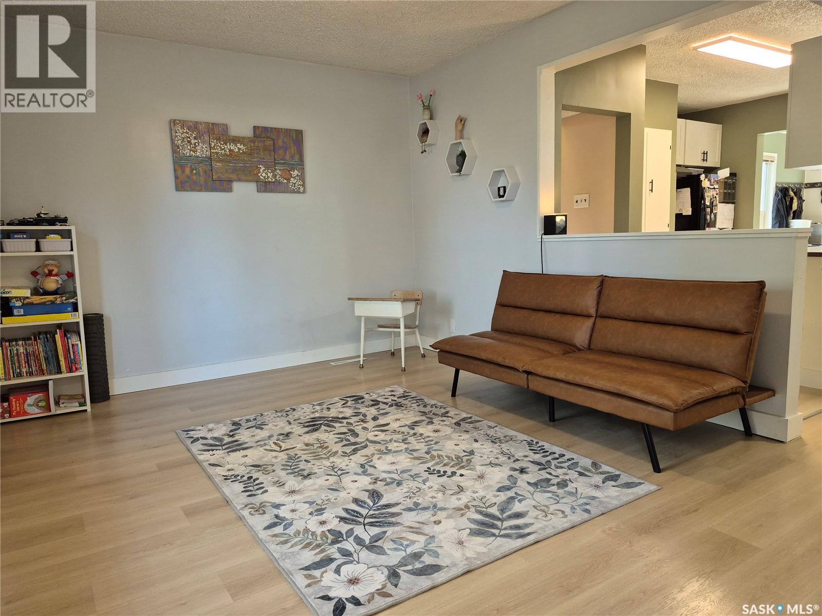 390 6th Avenue Nw, Swift Current, Saskatchewan  S9H 0Y1 - Photo 2 - SK049096