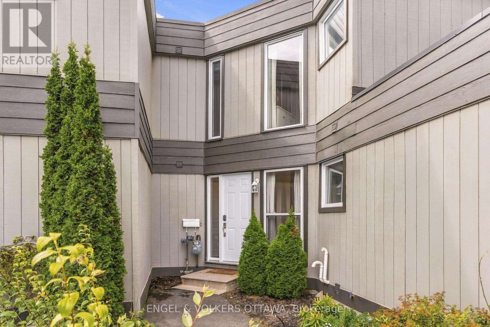 38 Compata Way, Ottawa, Ontario  K1B 4W9 - Photo 3 - X13812114