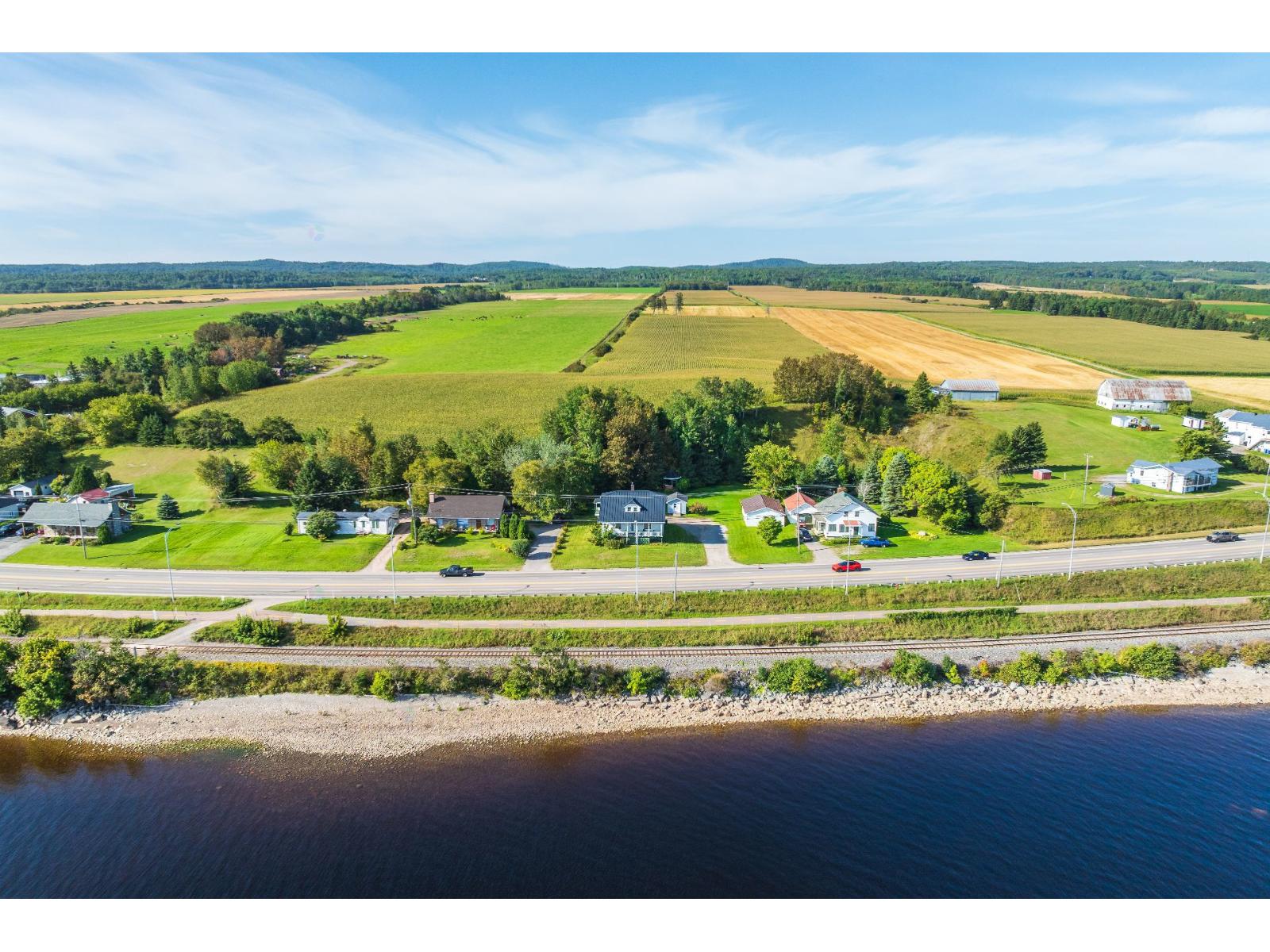 691 Boul. de l'Anse Roberval Quebec Canada G8H1Z1 2
