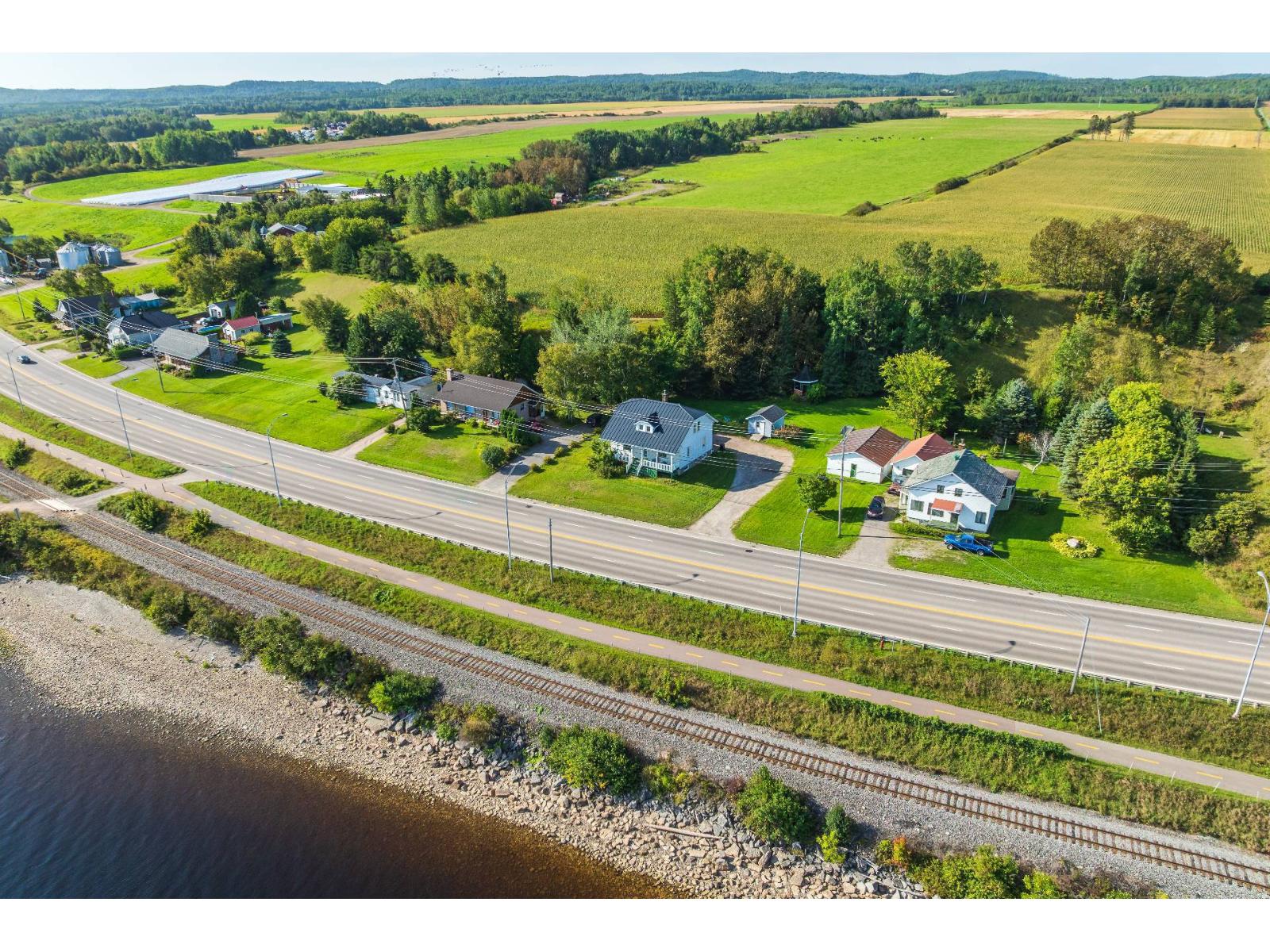 691 Boul. de l'Anse Roberval Quebec Canada G8H1Z1 3