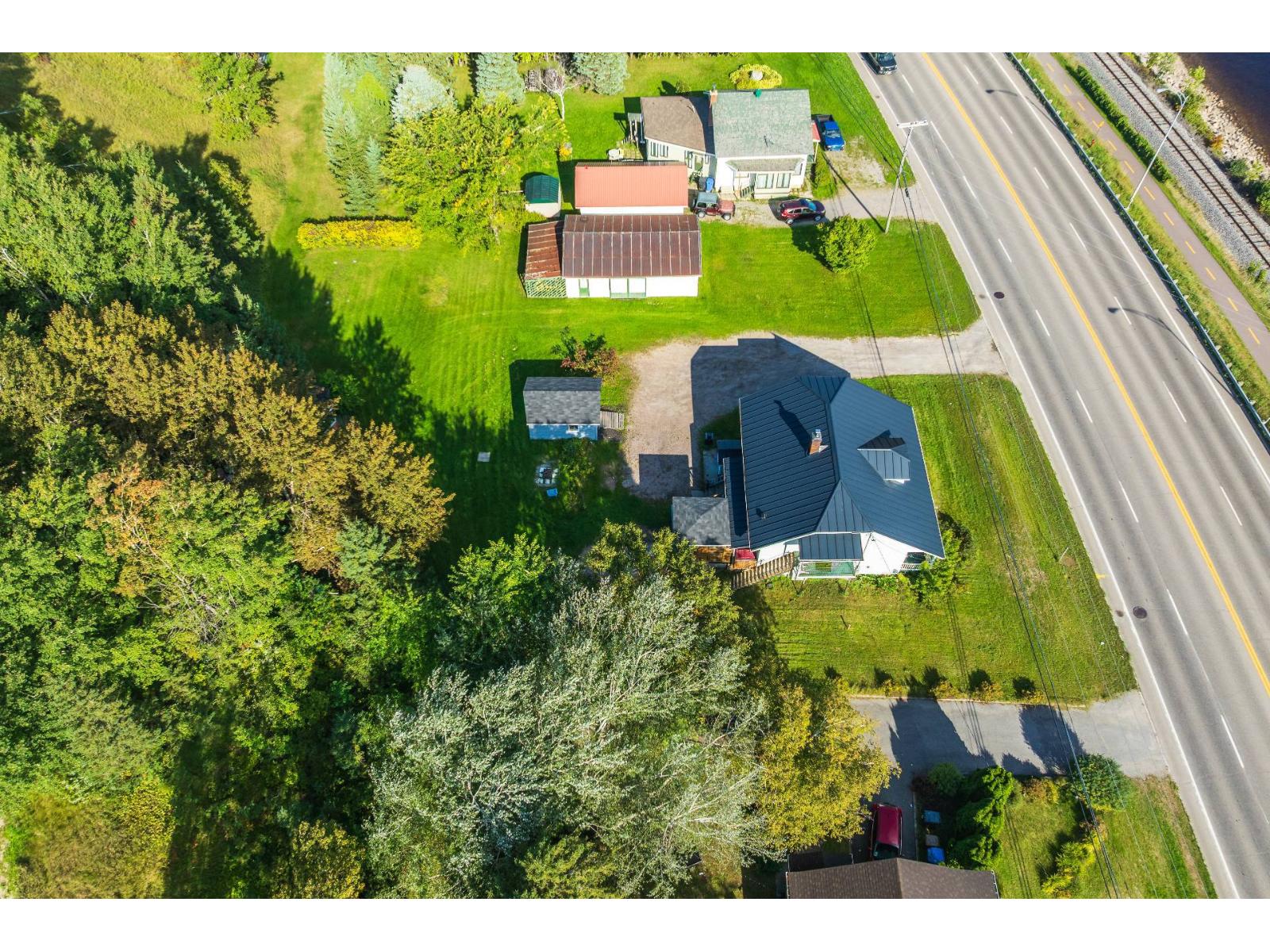 691 Boul. de l'Anse Roberval Quebec Canada G8H1Z1 4