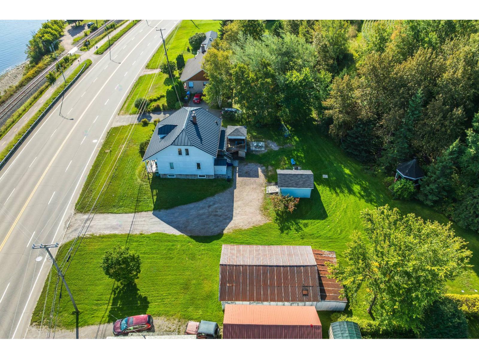 691 Boul. de l'Anse Roberval Quebec Canada G8H1Z1 5