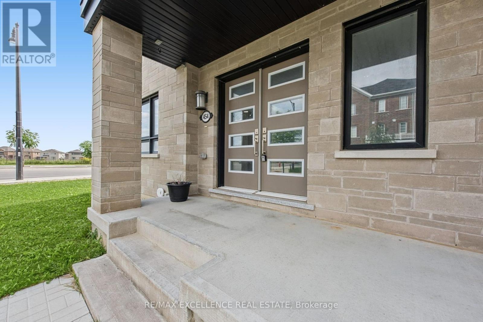 454 Remembrance Road, Brampton, Ontario  L7A 5E2 - Photo 4 - W13812174