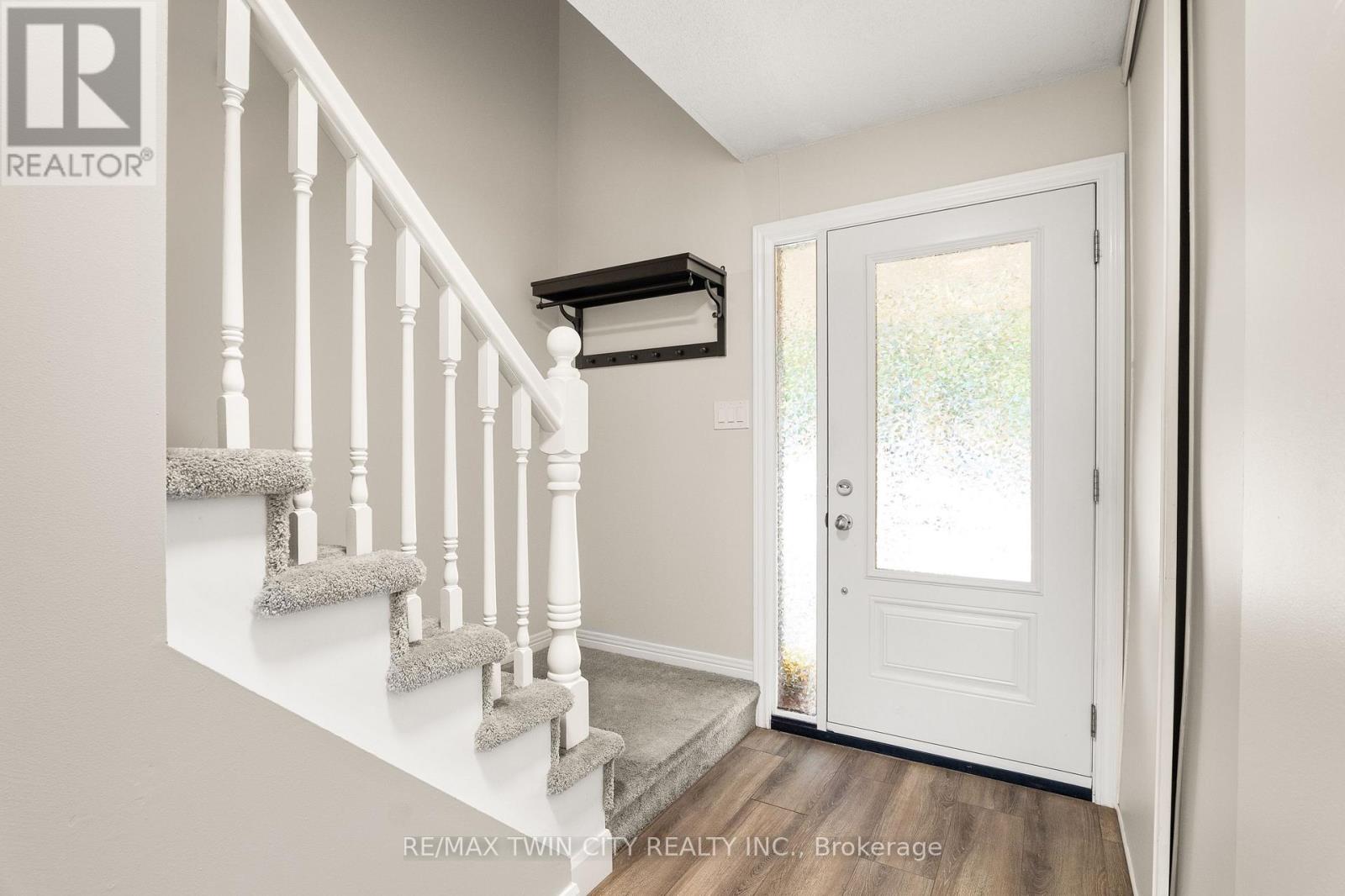 647 Pinerow Crescent, Waterloo, Ontario  N2T 2K5 - Photo 4 - X13812158