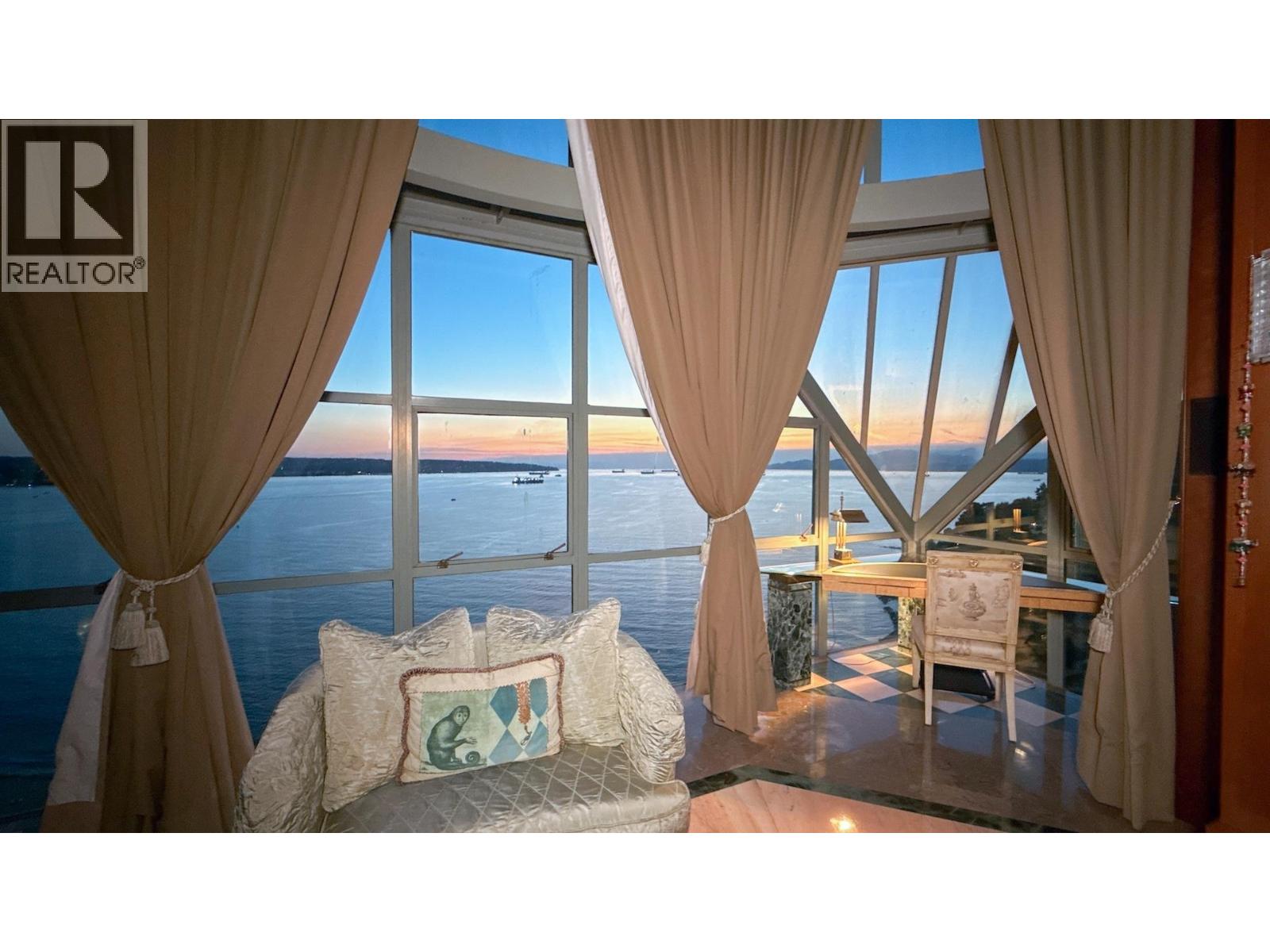 Listing Picture 10 of 40 : 17 1861 BEACH AVENUE, Vancouver / 溫哥華 - 魯藝地產 Yvonne Lu Group - MLS Medallion Club Member