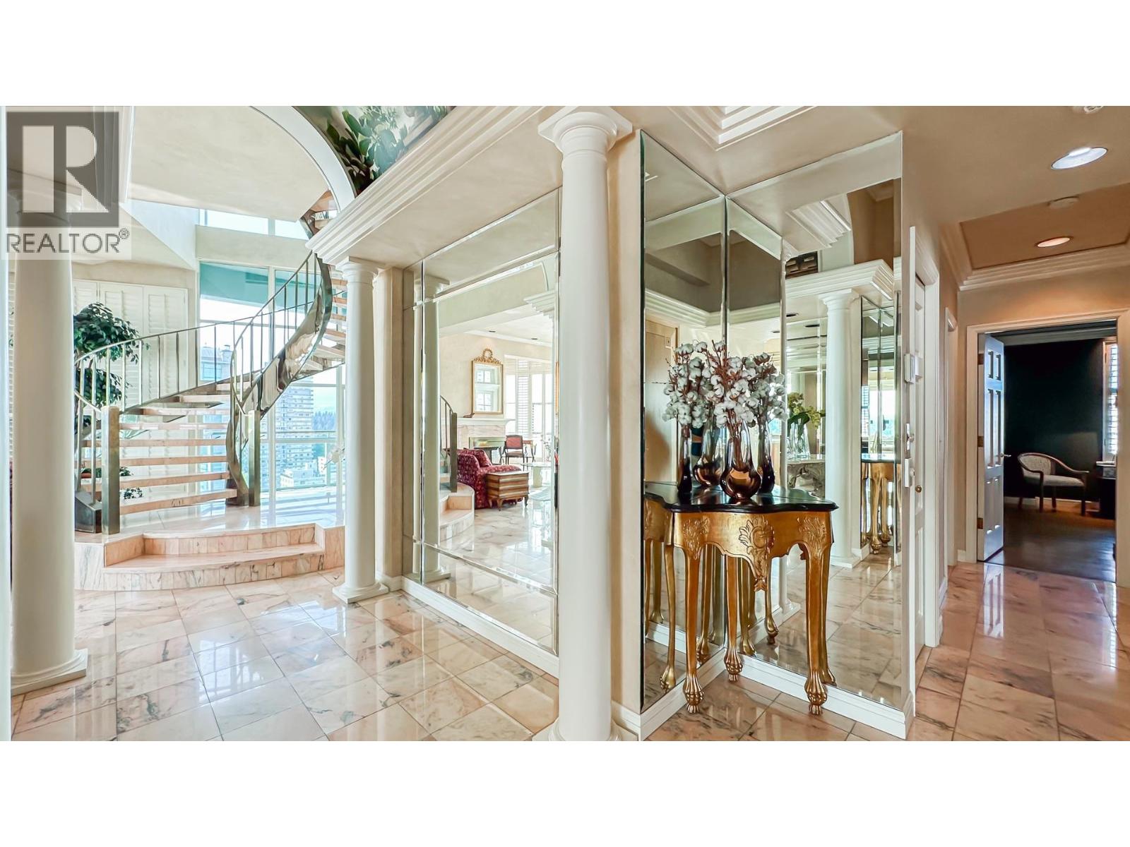 17 1861 BEACH AVENUE, Vancouver, British Columbia