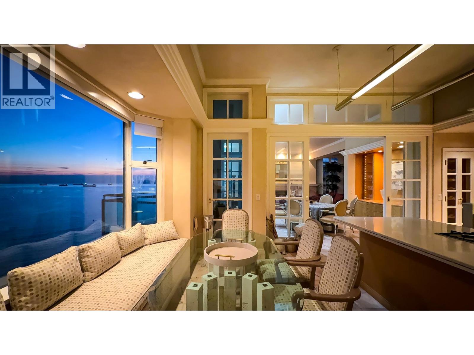 Listing Picture 2 of 40 : 17 1861 BEACH AVENUE, Vancouver / 溫哥華 - 魯藝地產 Yvonne Lu Group - MLS Medallion Club Member