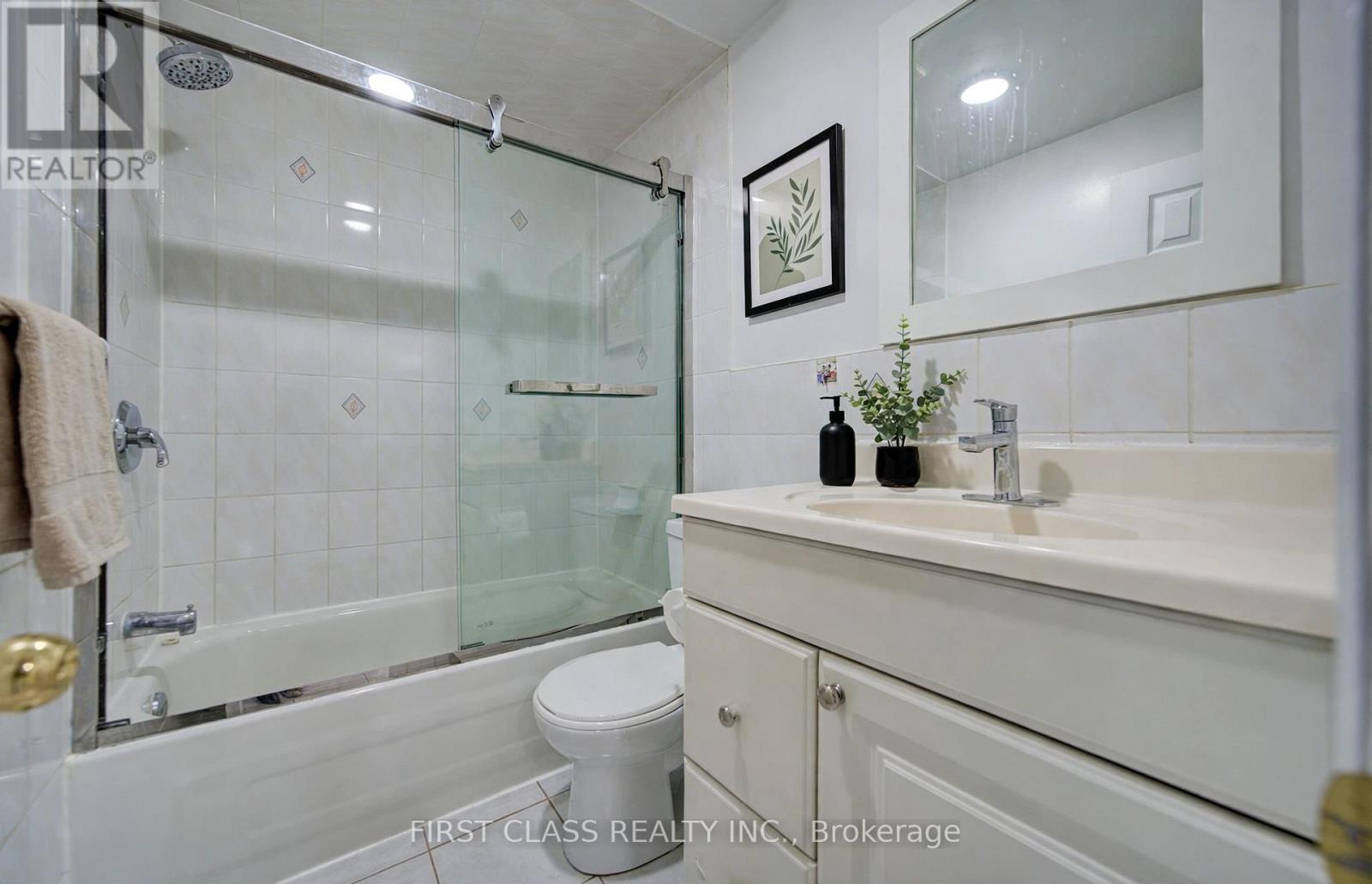 427 Leslie Street, Toronto, Ontario  M4M 3E3 - Photo 15 - E13812226