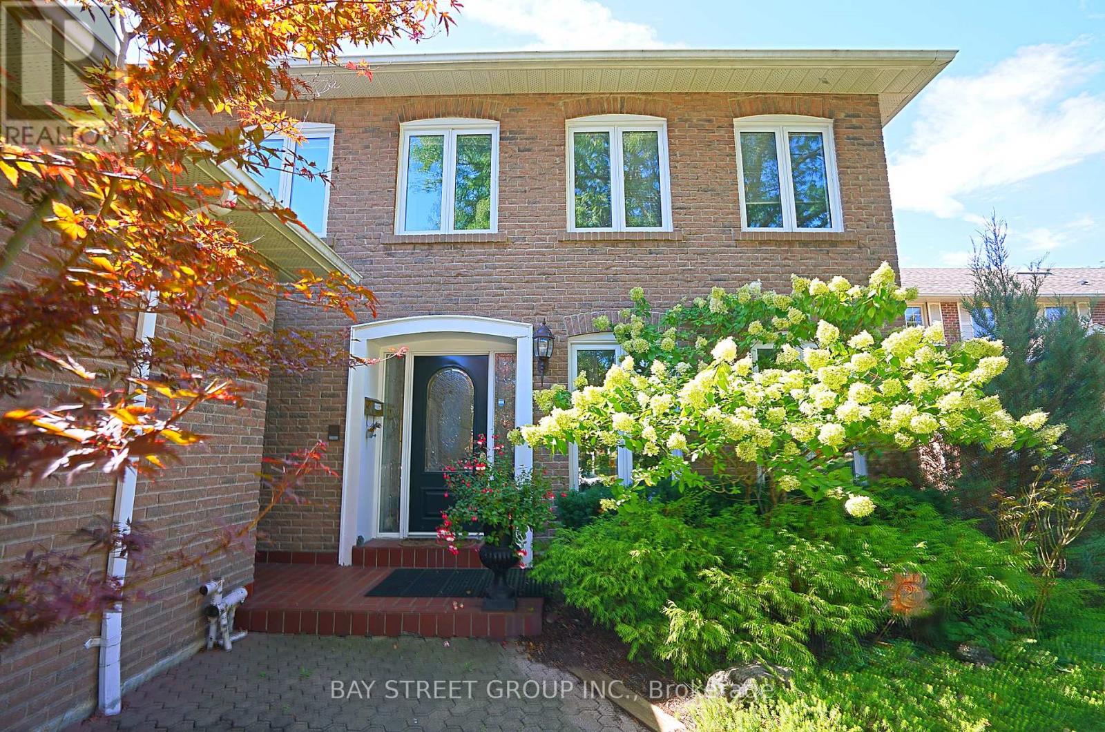 3530 Kingbird Court, Mississauga, Ontario  L5L 2R1 - Photo 2 - W13812366