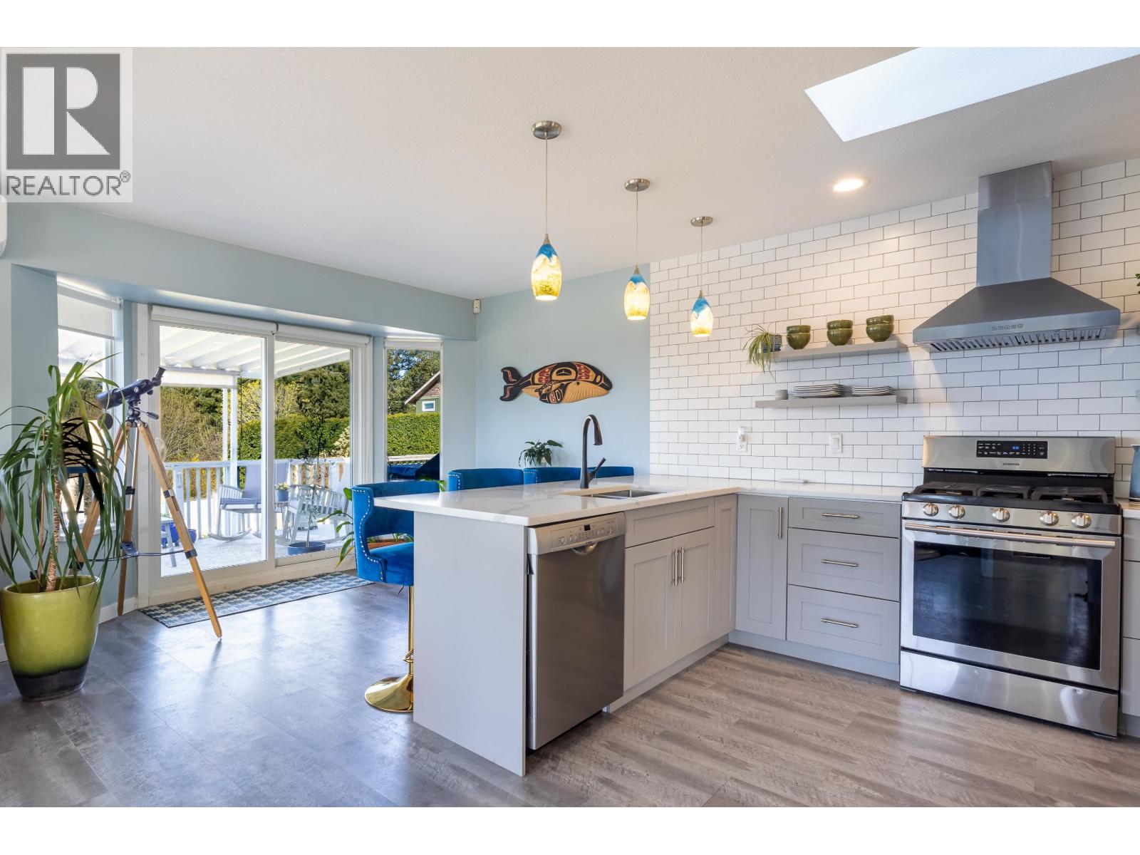 5007 Laurel Avenue, Sechelt, British Columbia  V7Z 0B9 - Photo 4 - R3110122