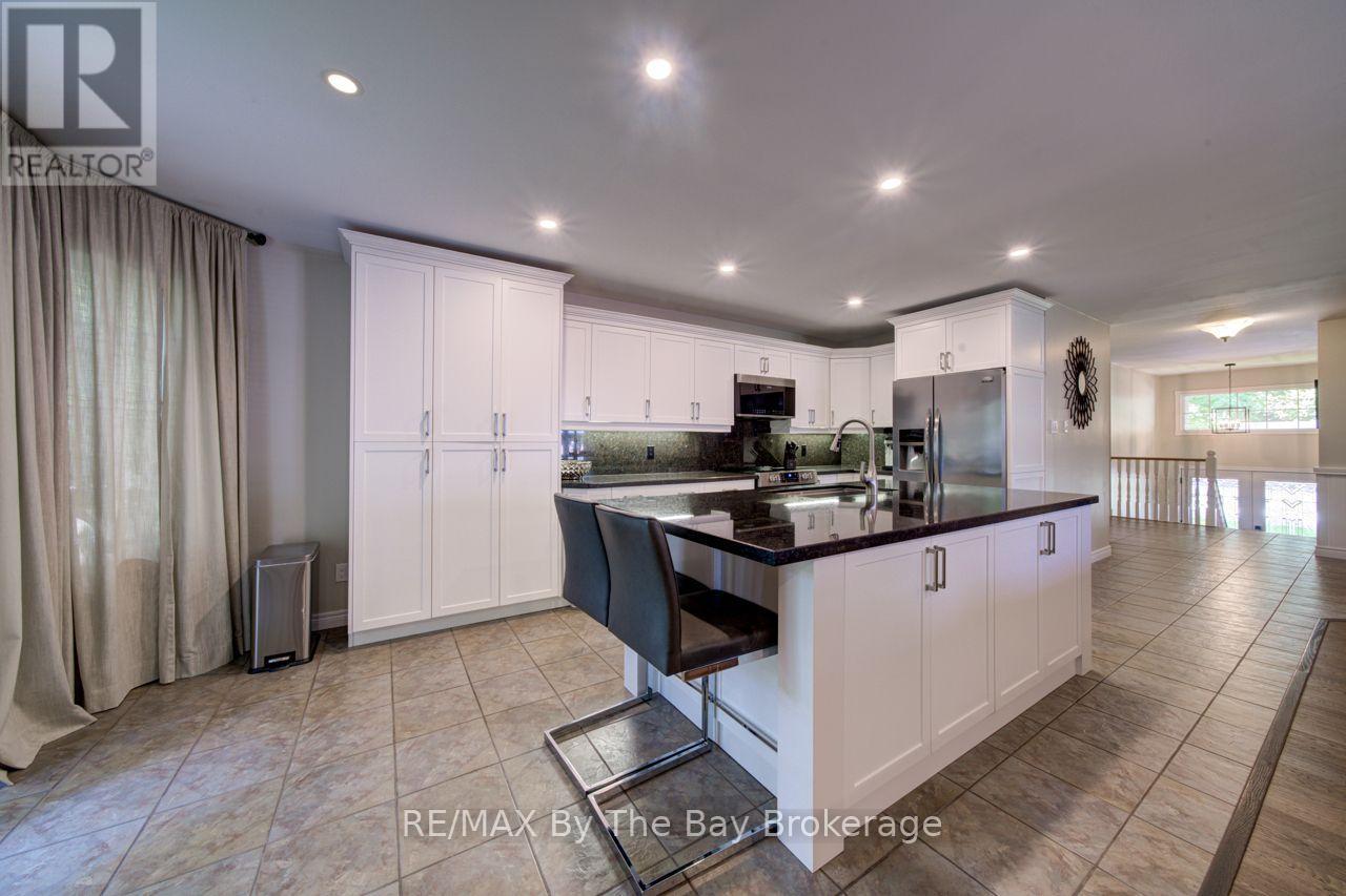 17 Downer Crescent, Wasaga Beach, Ontario  L9Z 1C2 - Photo 7 - S13812472