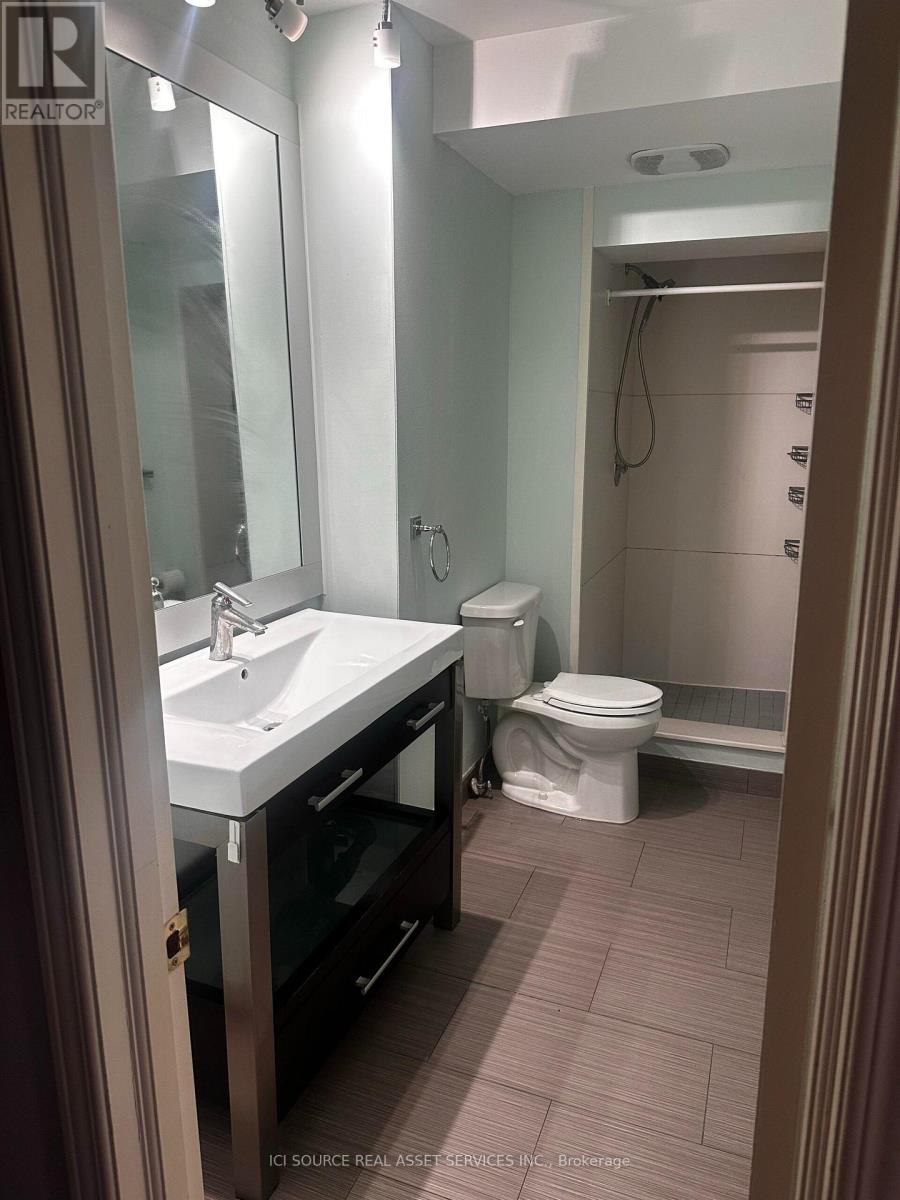 Upper - 62 Fernwood Park Avenue, Toronto, Ontario  M4E 3G1 - Photo 14 - E13800794