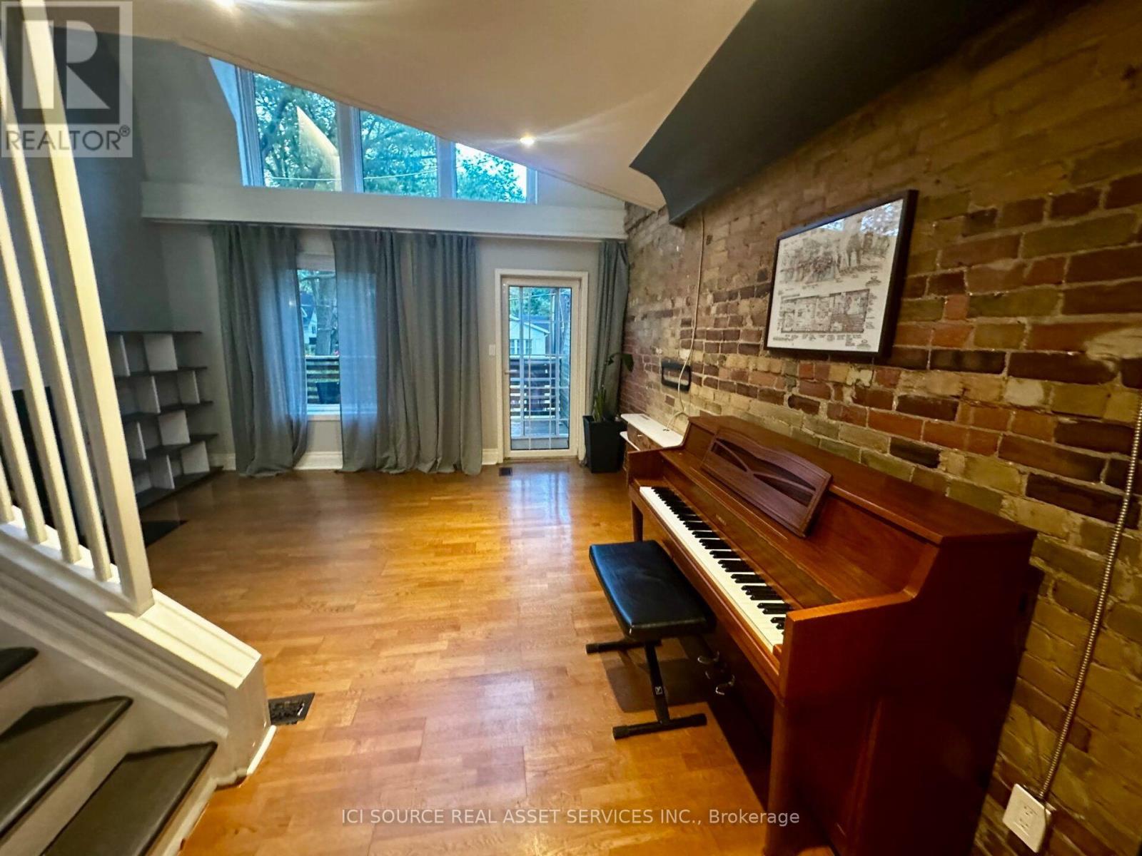 Upper - 62 Fernwood Park Avenue, Toronto, Ontario  M4E 3G1 - Photo 8 - E13800794
