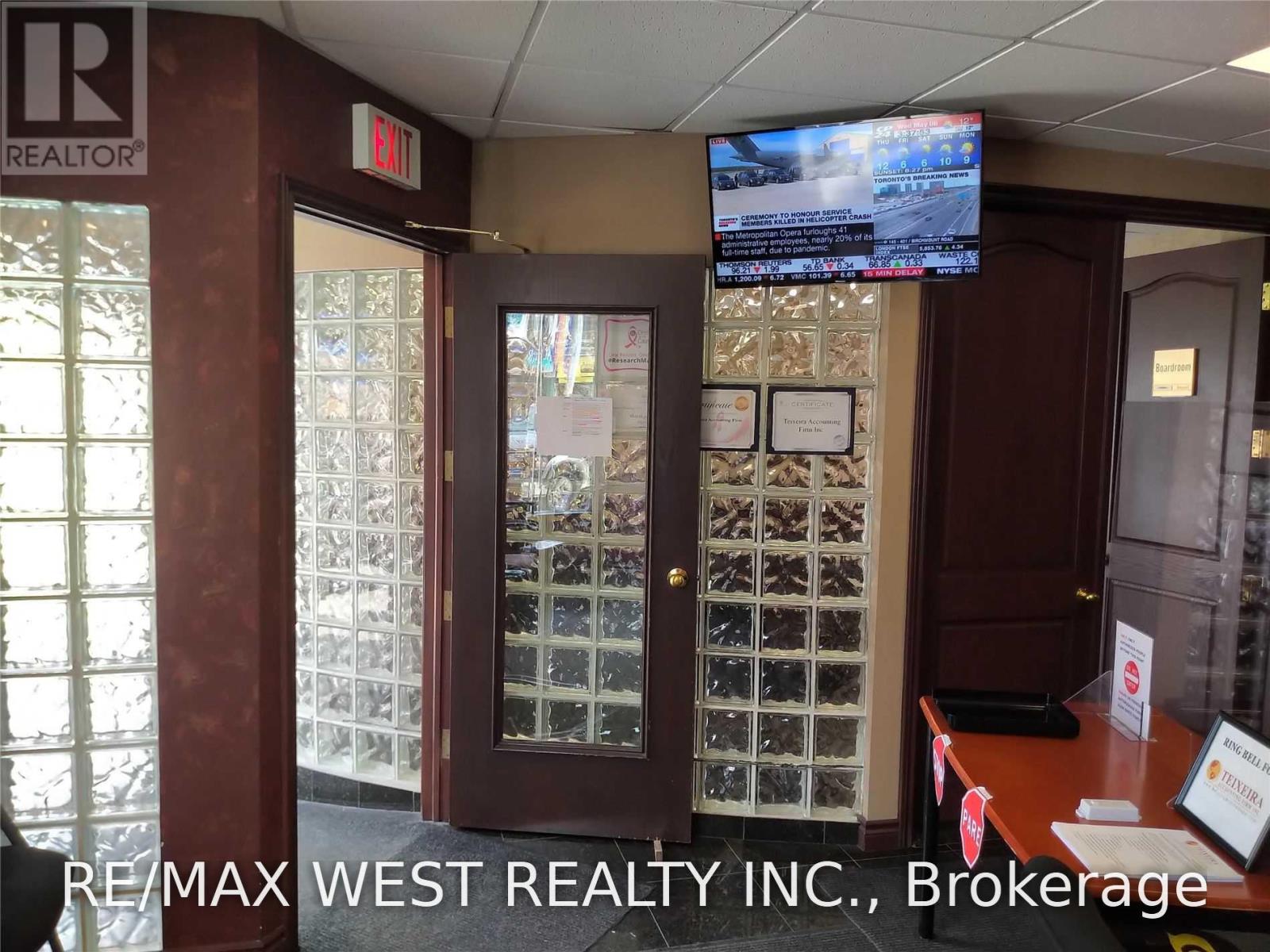 2nd Flr Ne - 1015 Bloor Street W, Toronto, Ontario M6H 1M1 - Photo 3 - C13812710