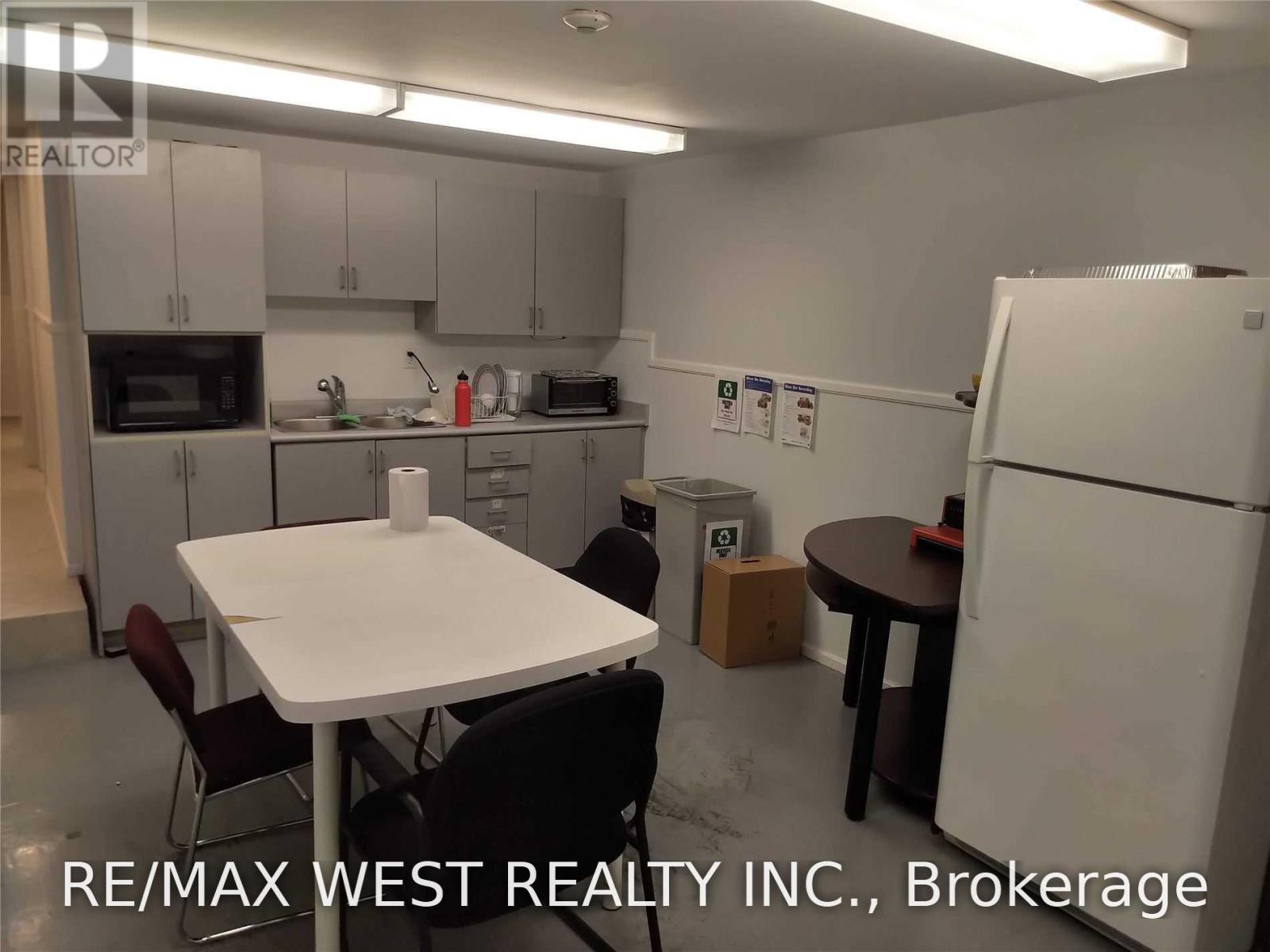 2nd Flr Ne - 1015 Bloor Street W, Toronto, Ontario M6H 1M1 - Photo 6 - C13812710