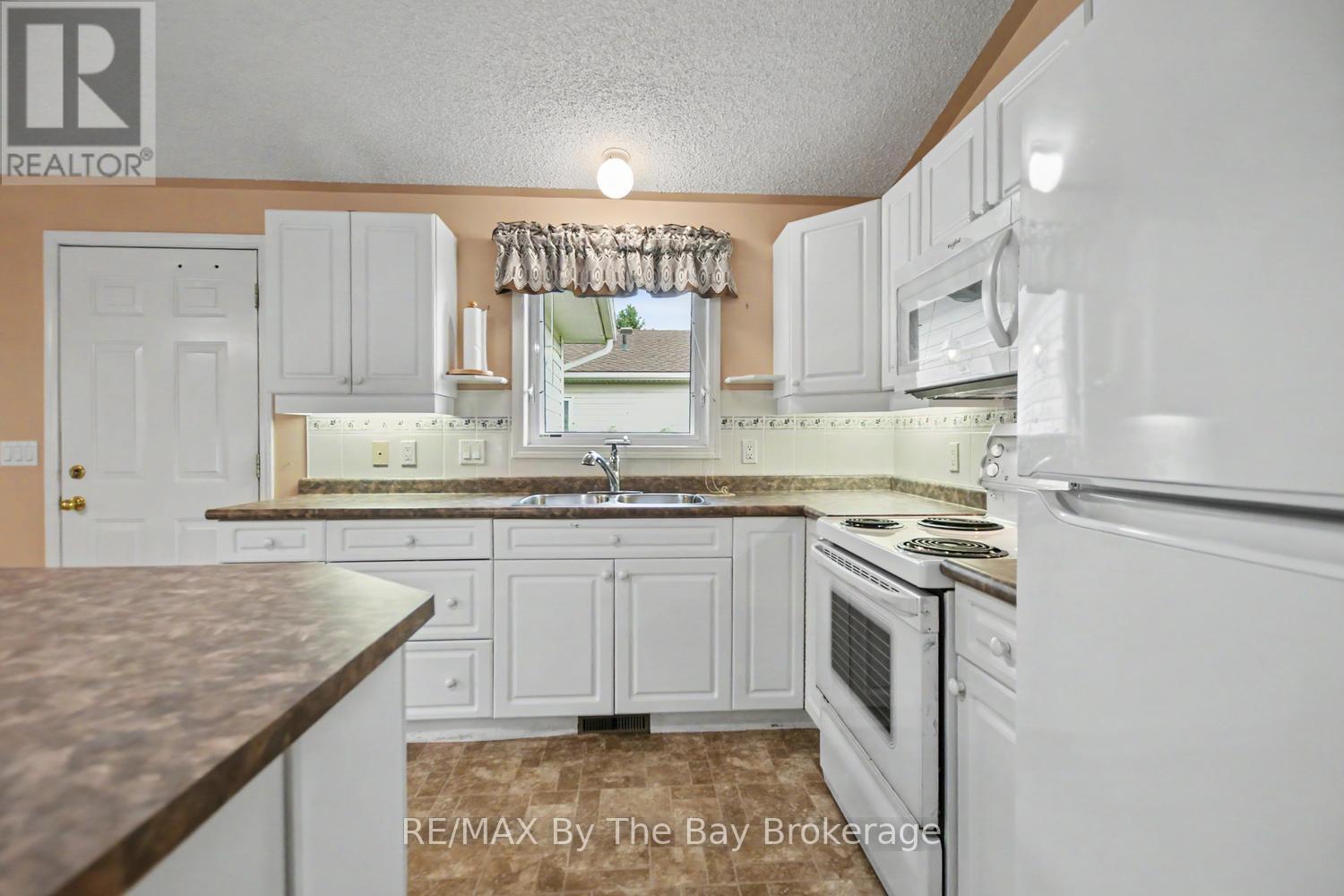 30 St James Place, Wasaga Beach, Ontario  L9Z 3A8 - Photo 12 - S13812694