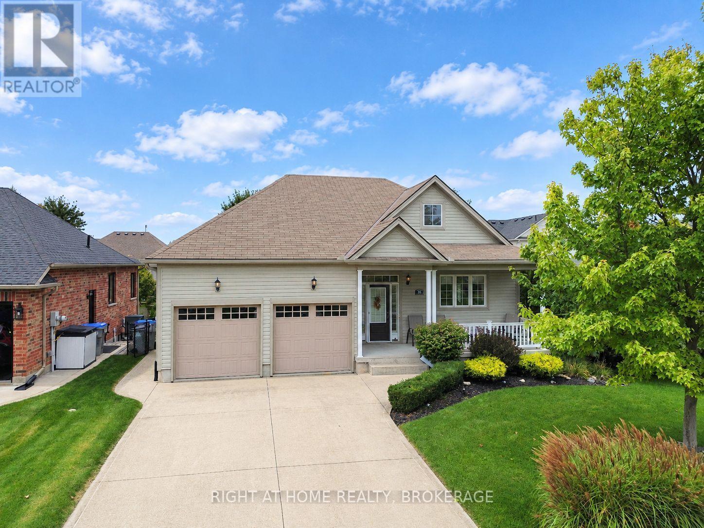 40 Stornoway Crescent N, Huron East, Ontario  N0K 1W0 - Photo 1 - X13812790