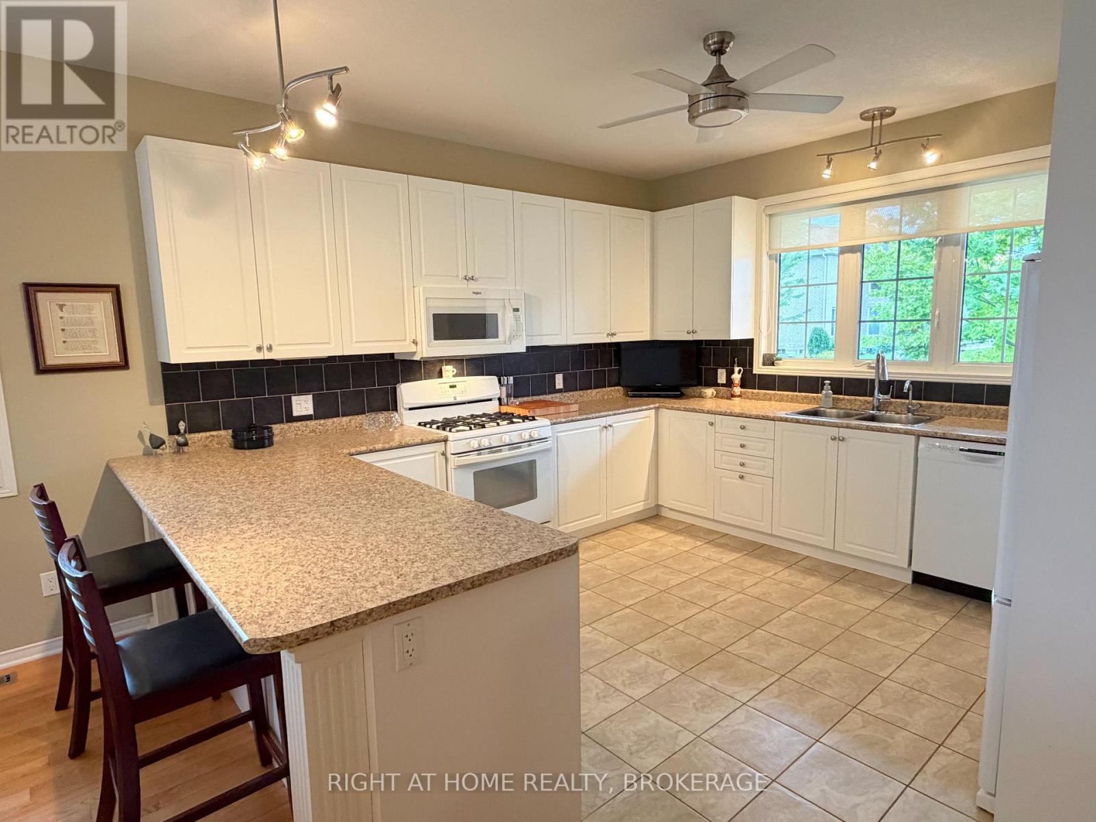 40 Stornoway Crescent N, Huron East, Ontario  N0K 1W0 - Photo 10 - X13812790