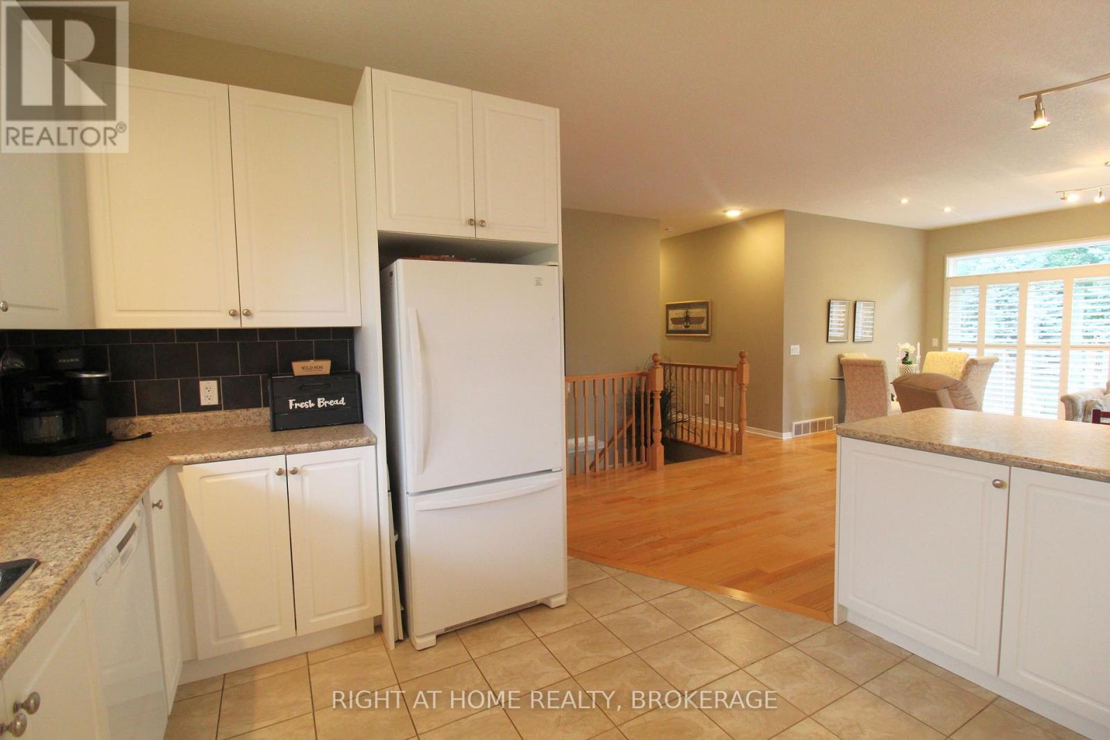 40 Stornoway Crescent N, Huron East, Ontario  N0K 1W0 - Photo 11 - X13812790