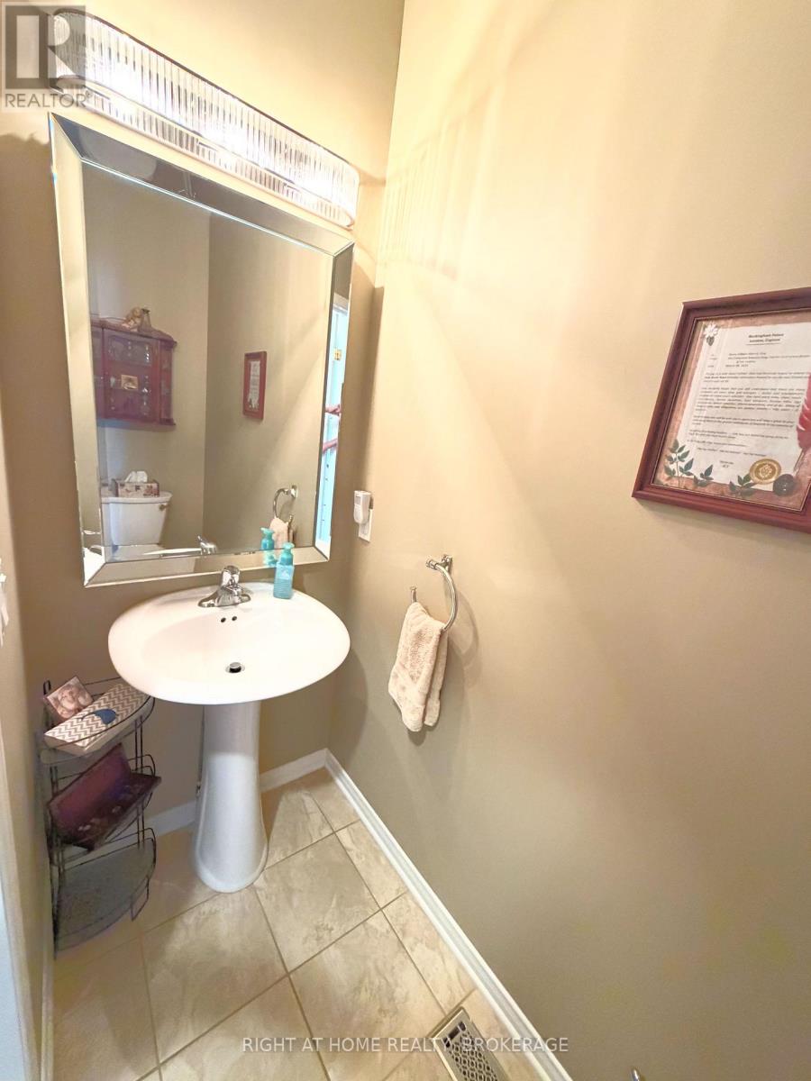 40 Stornoway Crescent N, Huron East, Ontario  N0K 1W0 - Photo 16 - X13812790